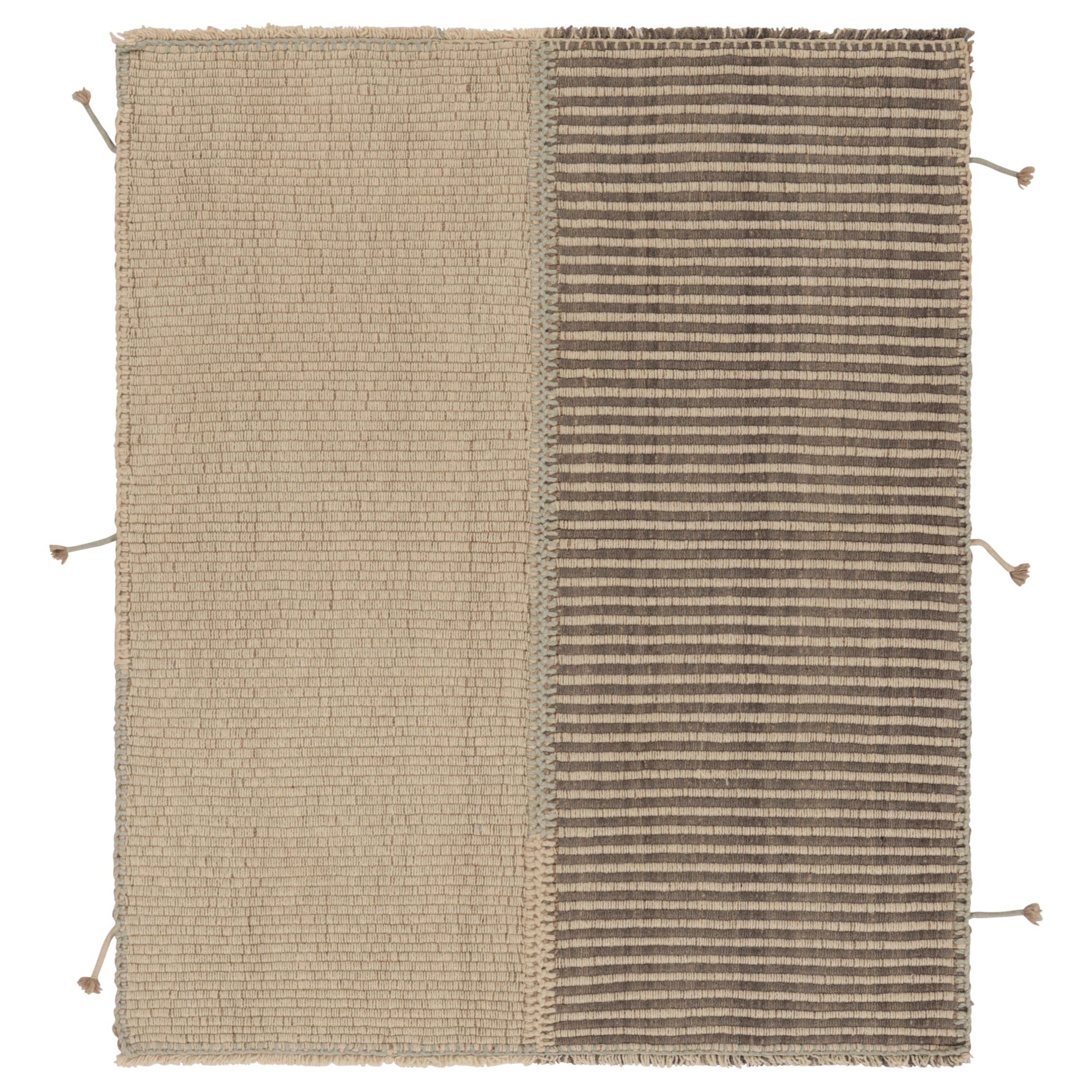 Rug & Kilim è un kilim d'accento a strisce beige e marroni.
