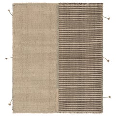 Rug & Kilim è un kilim d'accento a strisce beige e marroni.