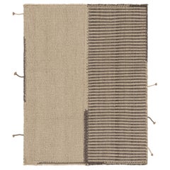 Rug & Kilim è un kilim d'accento a strisce beige e marroni.