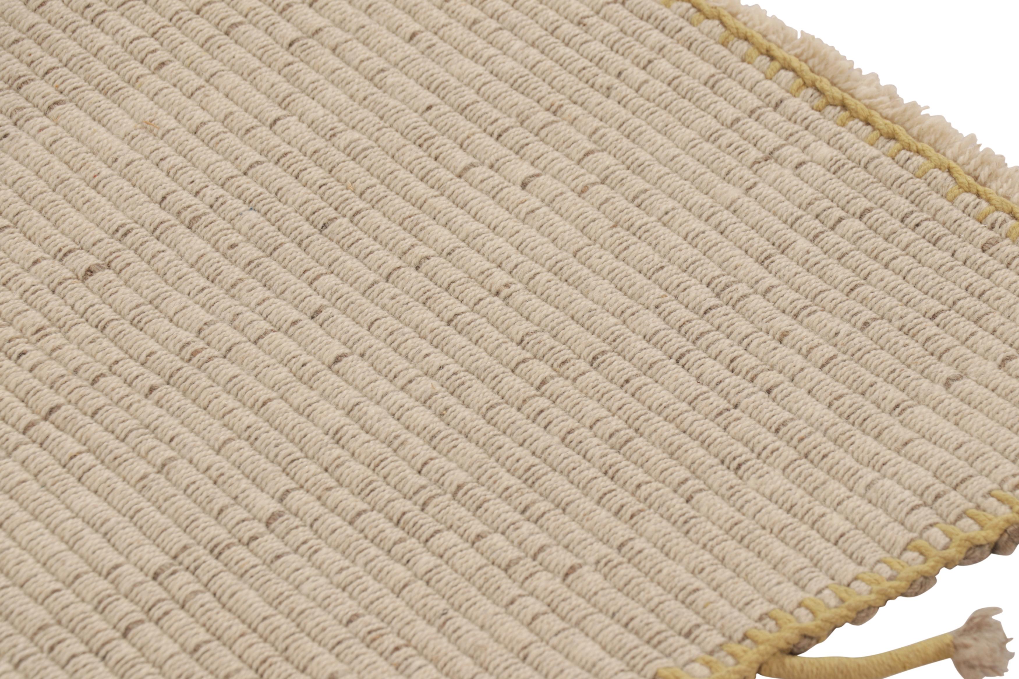 Afghan Rug & Kilim's Accent Kilim with Textural Cream-White and Gold Stripes (tapis d'accent avec des rayures texturées crème, blanches et dorées) en vente