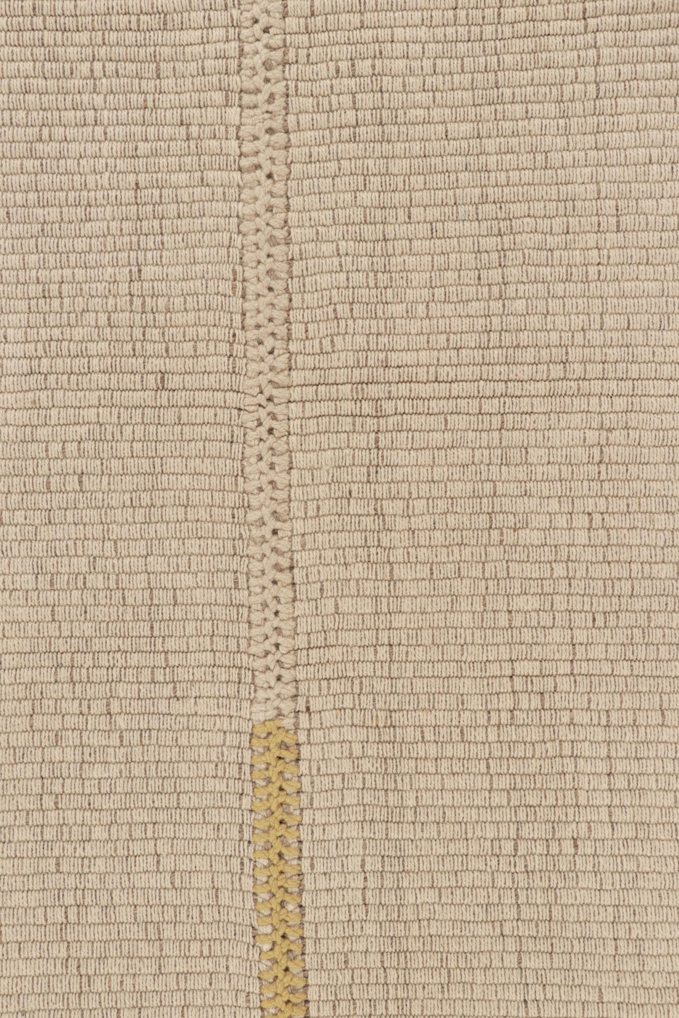 Tissé à la main Rug & Kilim's Accent Kilim with Textural Cream-White and Gold Stripes (tapis d'accent avec des rayures texturées crème, blanches et dorées) en vente