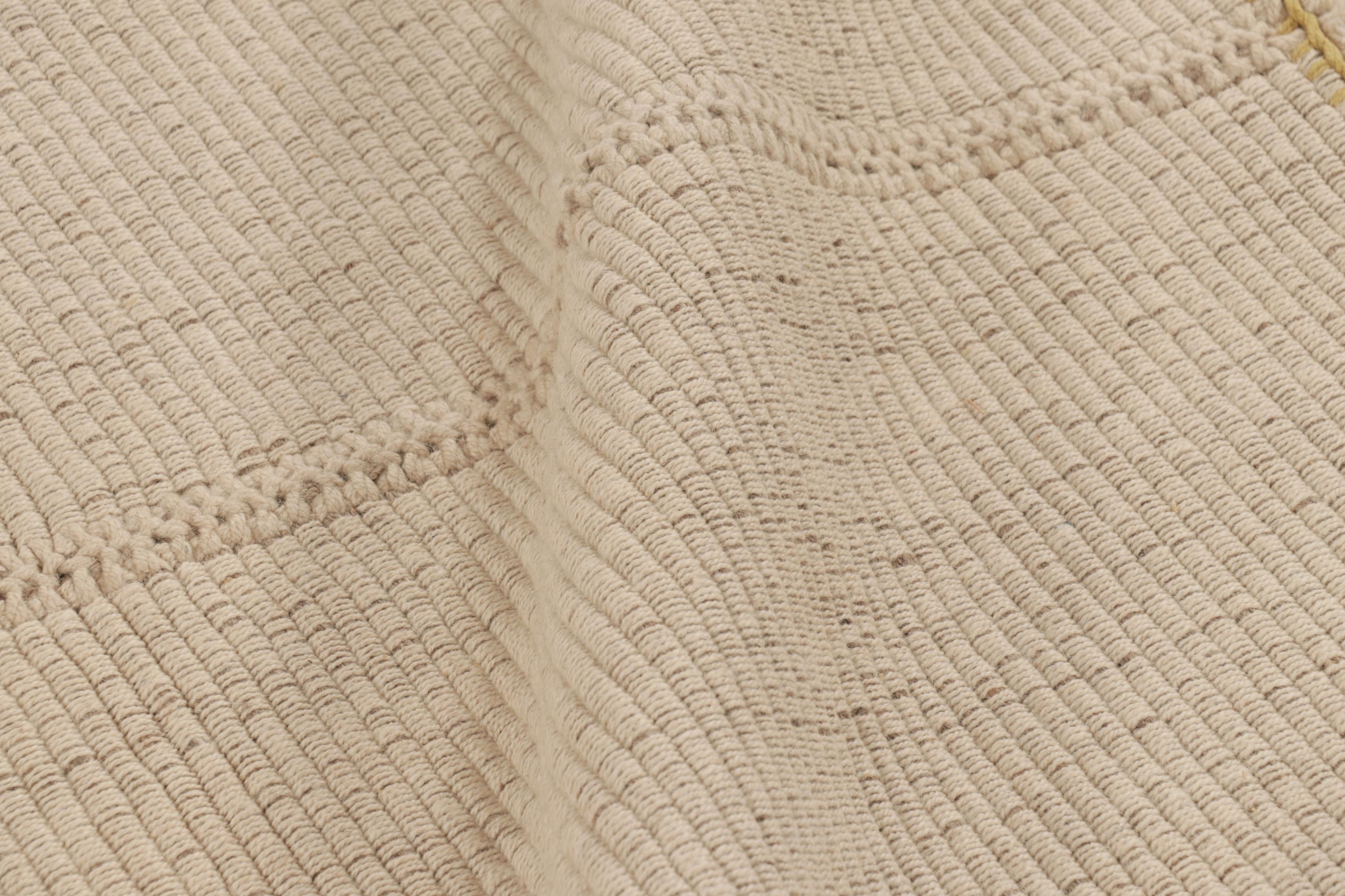 Laine Rug & Kilim's Accent Kilim with Textural Cream-White and Gold Stripes (tapis d'accent avec des rayures texturées crème, blanches et dorées) en vente