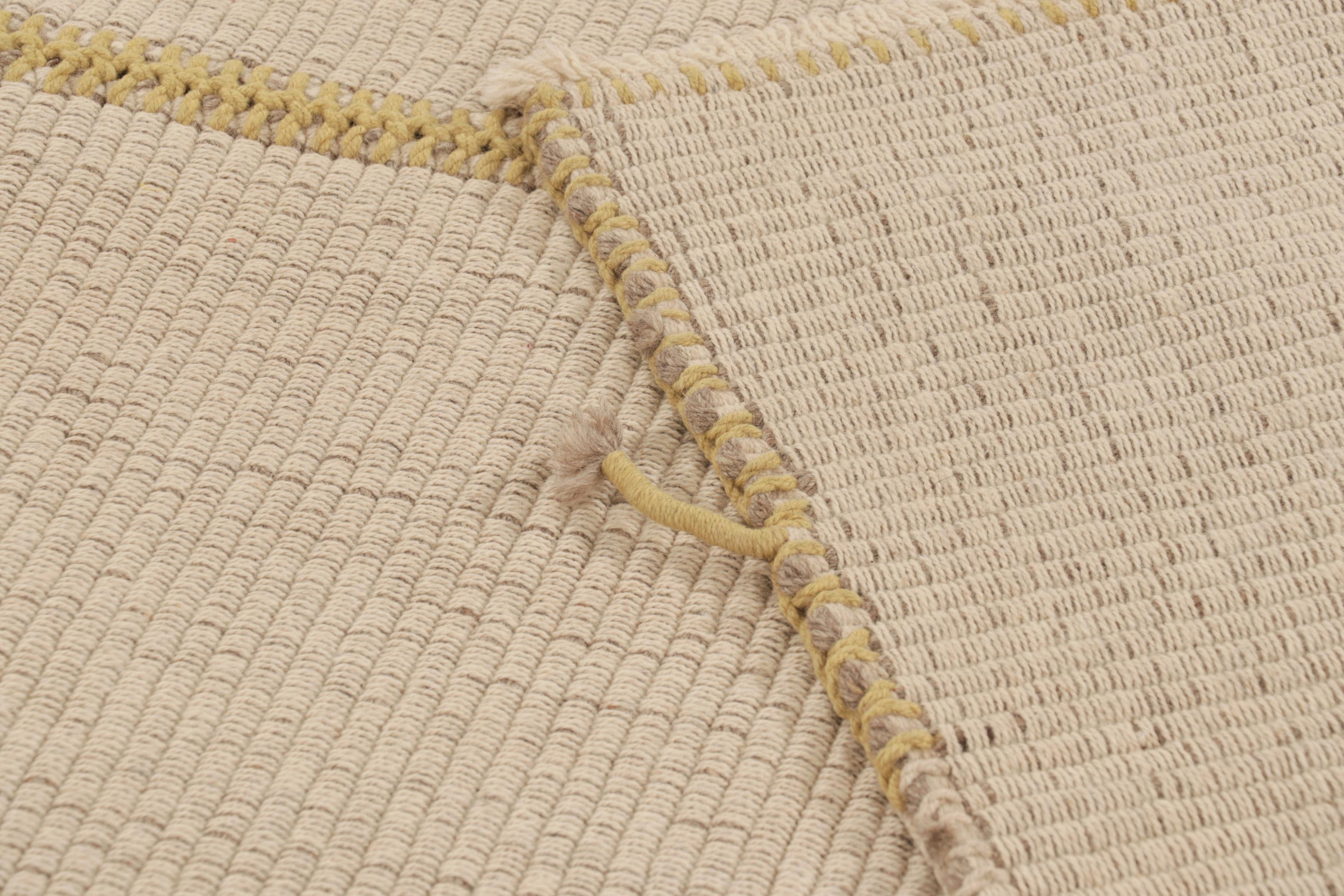 Rug & Kilim's Accent Kilim with Textural Cream-White and Gold Stripes (tapis d'accent avec des rayures texturées crème, blanches et dorées) en vente 1