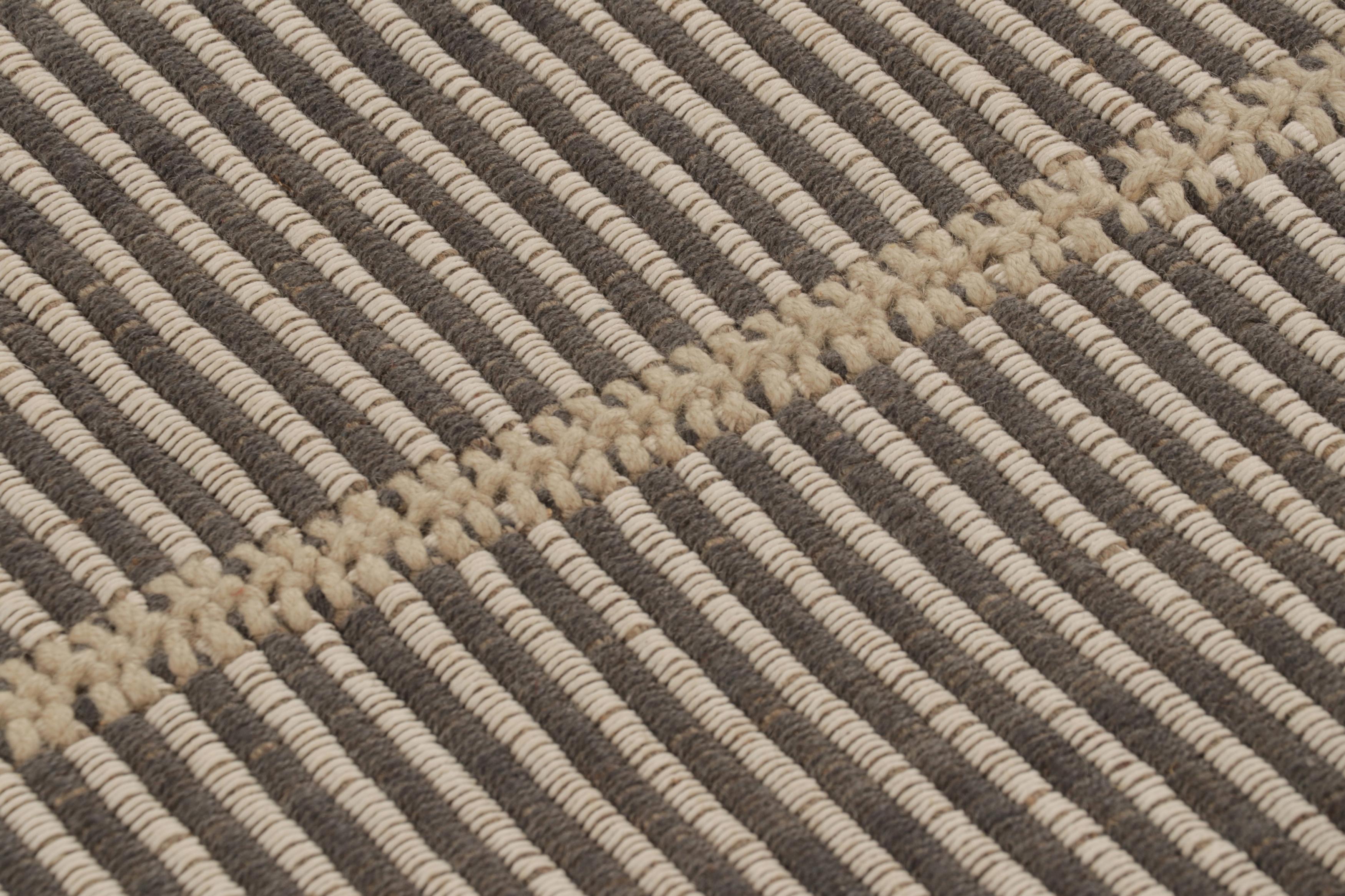 Moderno Rug & Kilim è un kilim d'accento a strisce bianche e grigie con accenti color crema. in vendita