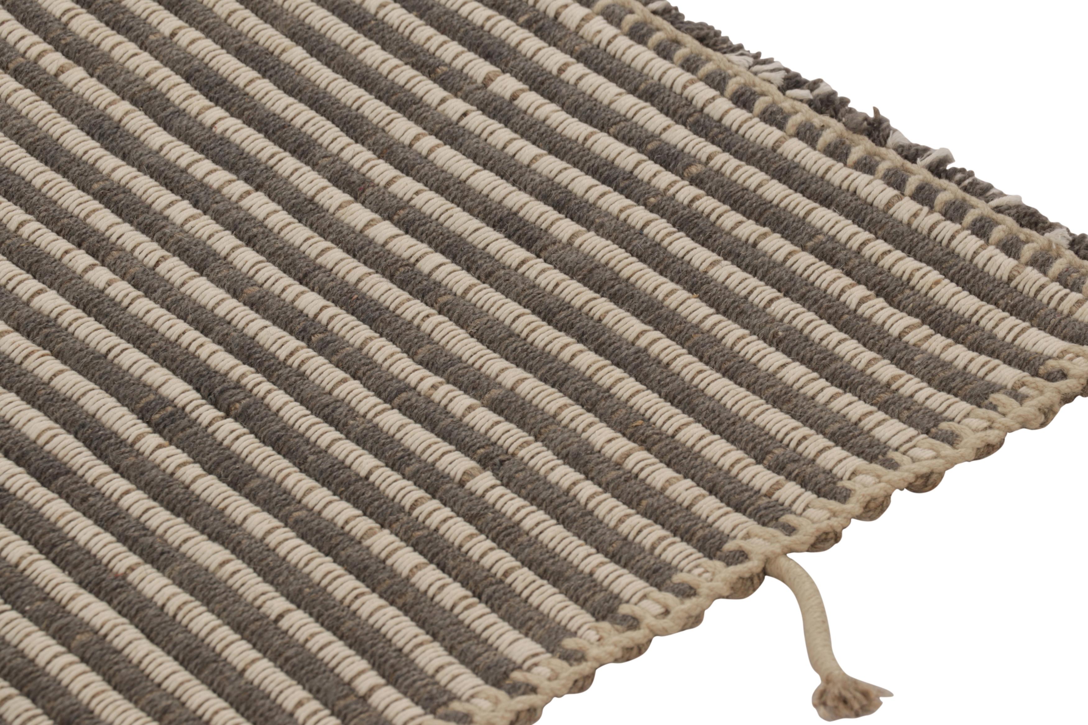 Afghano Rug & Kilim è un kilim d'accento a strisce bianche e grigie con accenti color crema. in vendita