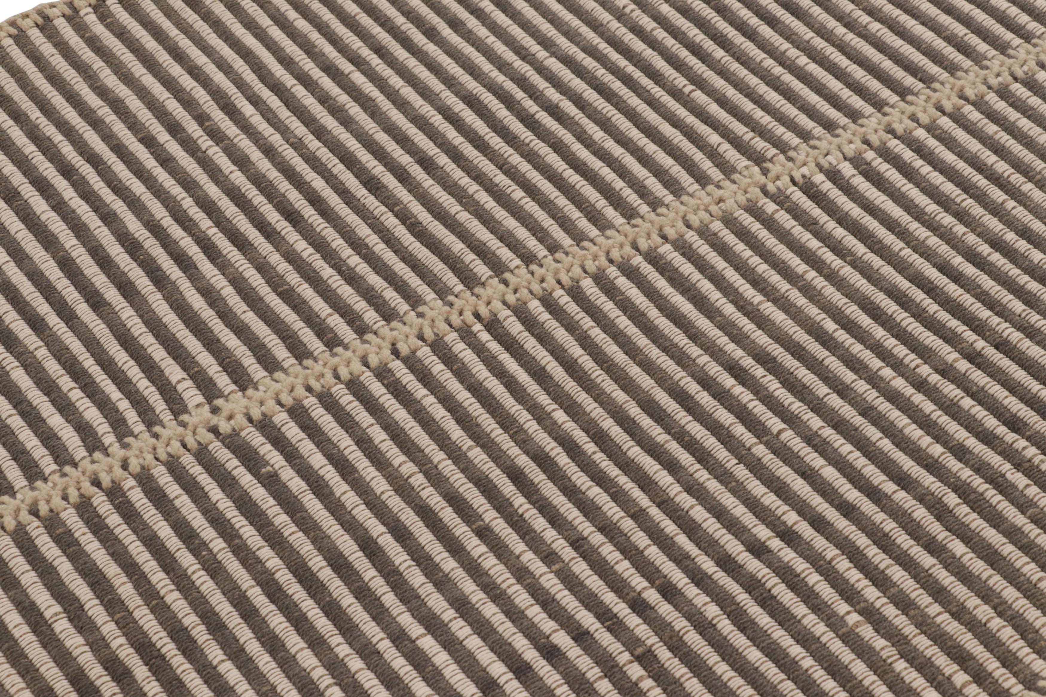 Tessuto a mano Rug & Kilim è un kilim d'accento a strisce bianche e grigie con accenti color crema. in vendita