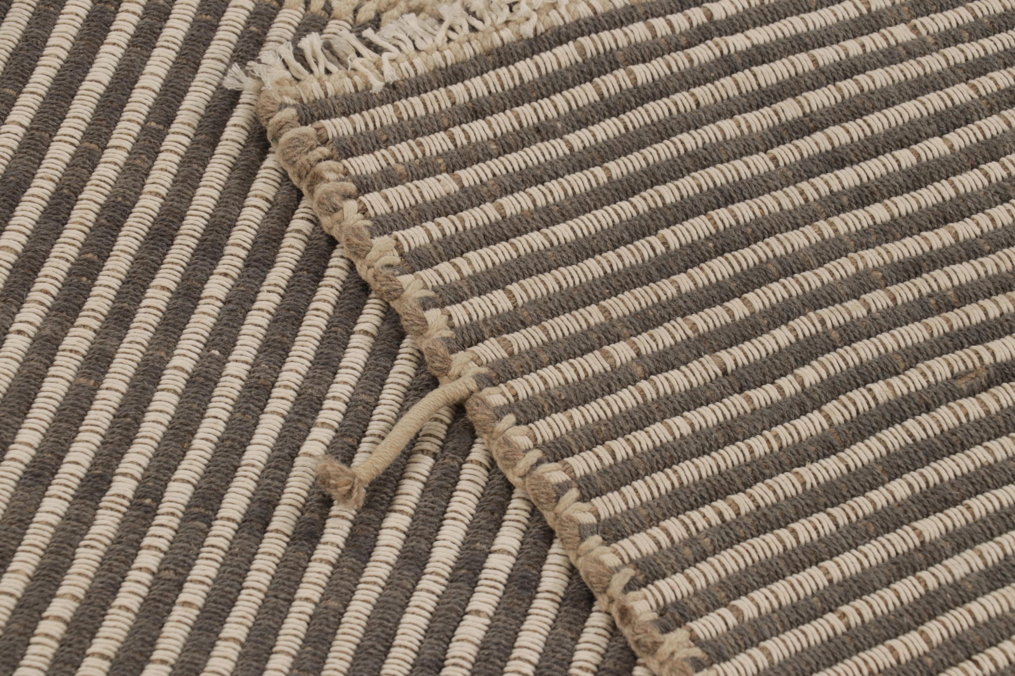 Rug & Kilim è un kilim d'accento a strisce bianche e grigie con accenti color crema. In condizioni Nuovo in vendita a Long Island City, NY