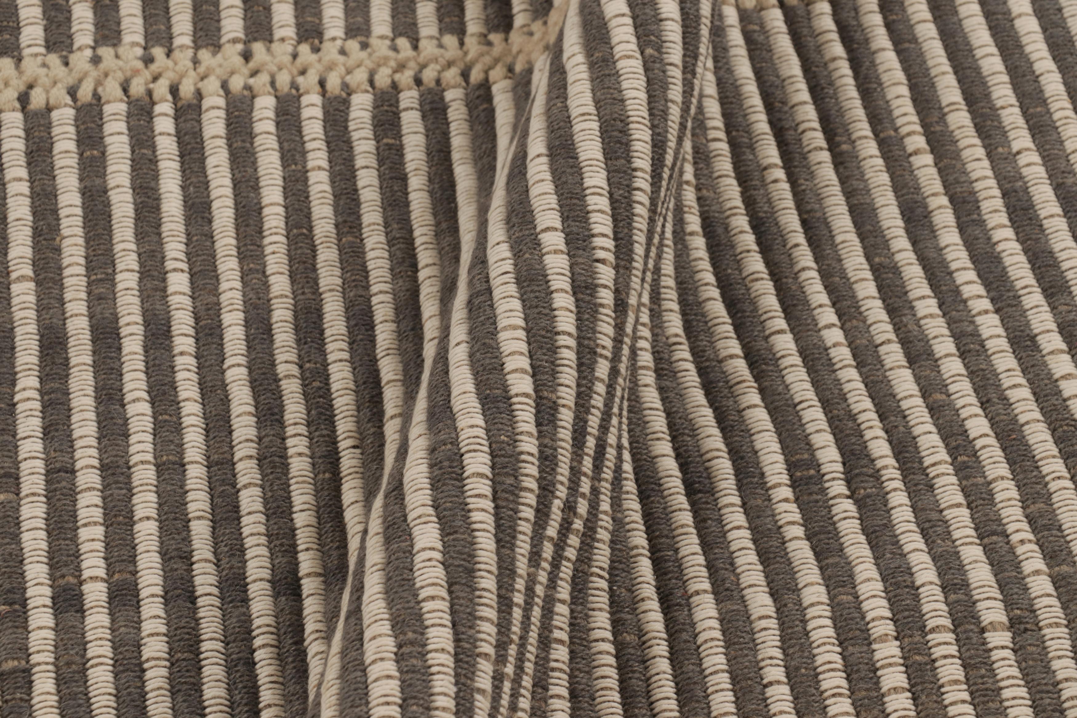 XXI secolo e contemporaneo Rug & Kilim è un kilim d'accento a strisce bianche e grigie con accenti color crema. in vendita