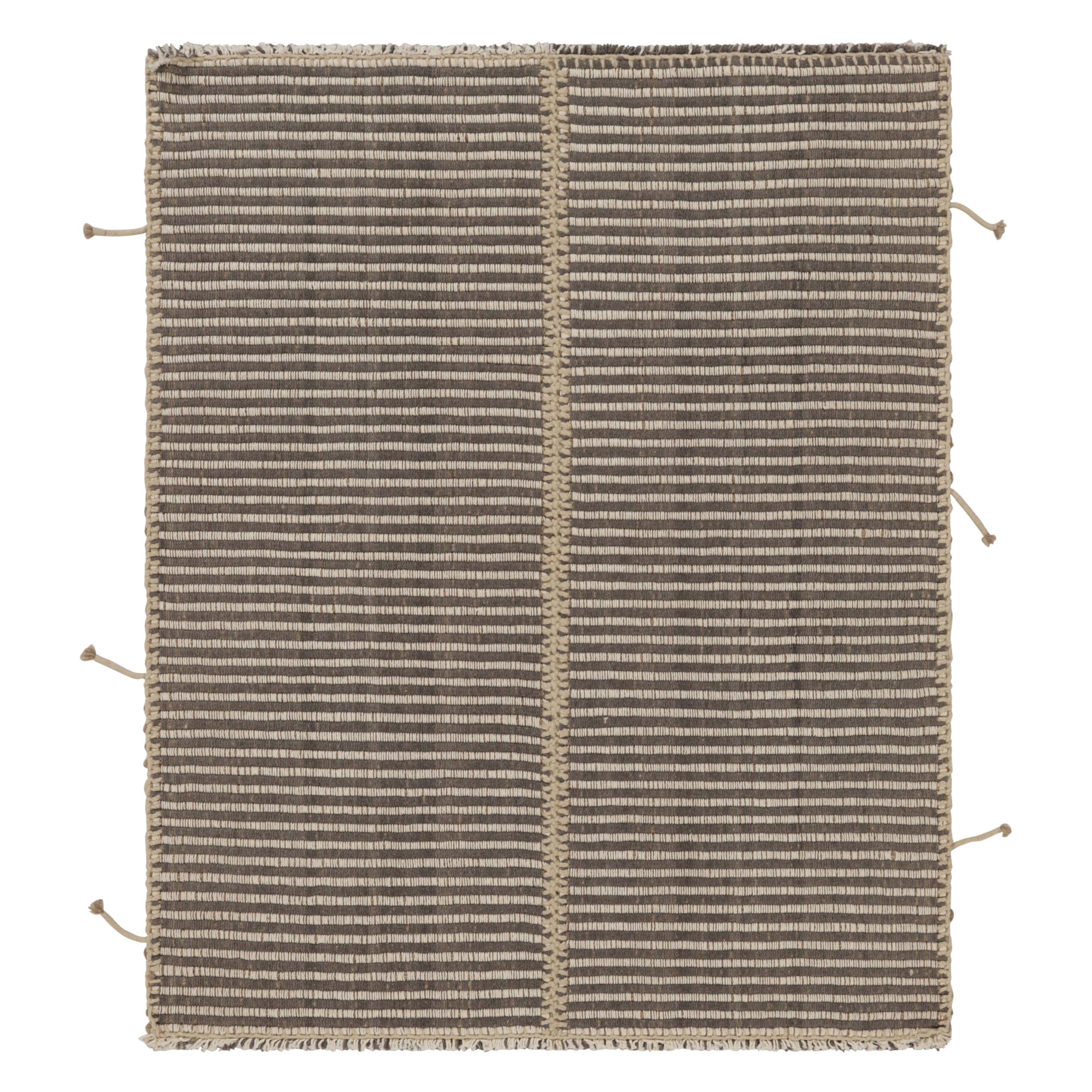 Rug & Kilim è un kilim d'accento a strisce bianche e grigie con accenti color crema.