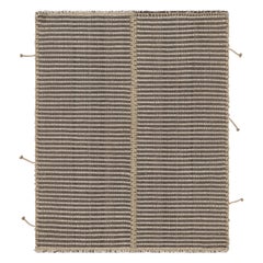 Rug & Kilim è un kilim d'accento a strisce bianche e grigie con accenti color crema.