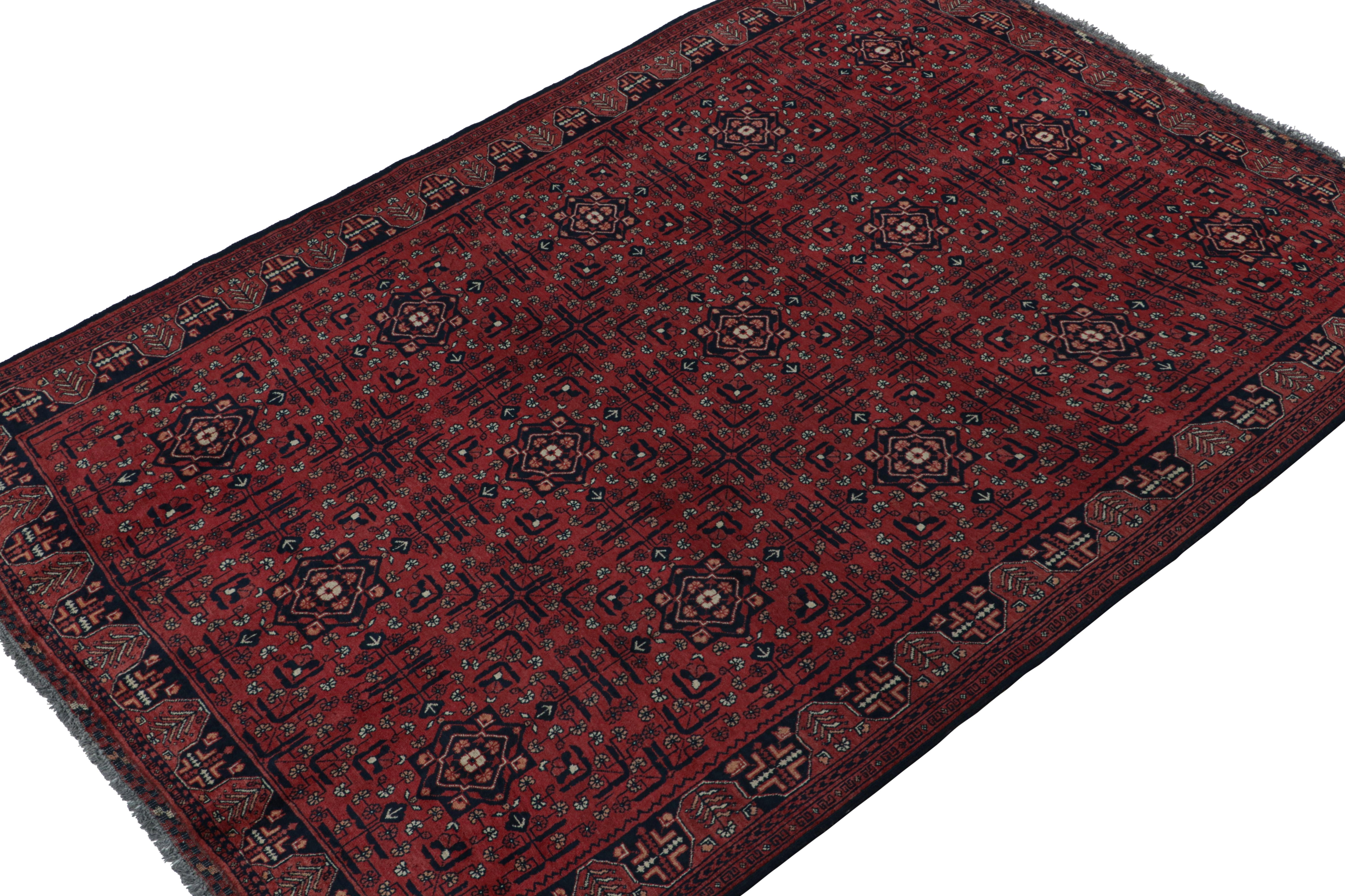 Noué à la main en laine, ce tapis Baluch 7x9 représente une nouvelle ligne de tapis tribaux dans la Collection Modern Classics de Rug & Kilim. Chaque pièce  représente le travail des femmes tisseuses en Afghanistan, préservant la riche tradition de