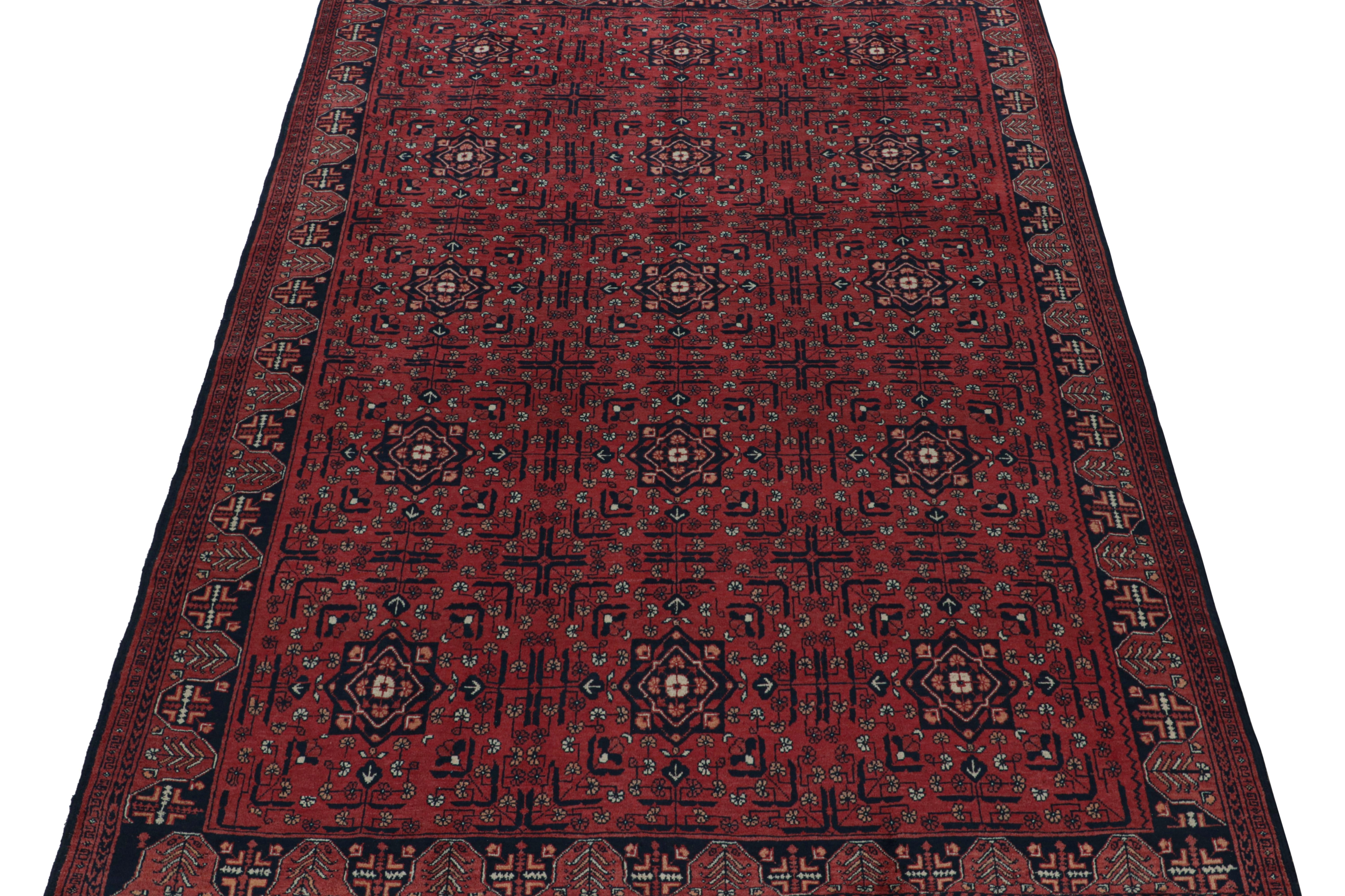 Noué à la main Rug & Kilim's Afghan Baluch Tribal Rug in Burgundy and Blue Geometric Patterns (tapis tribal afghan de Baluch en bourgogne et bleu) en vente