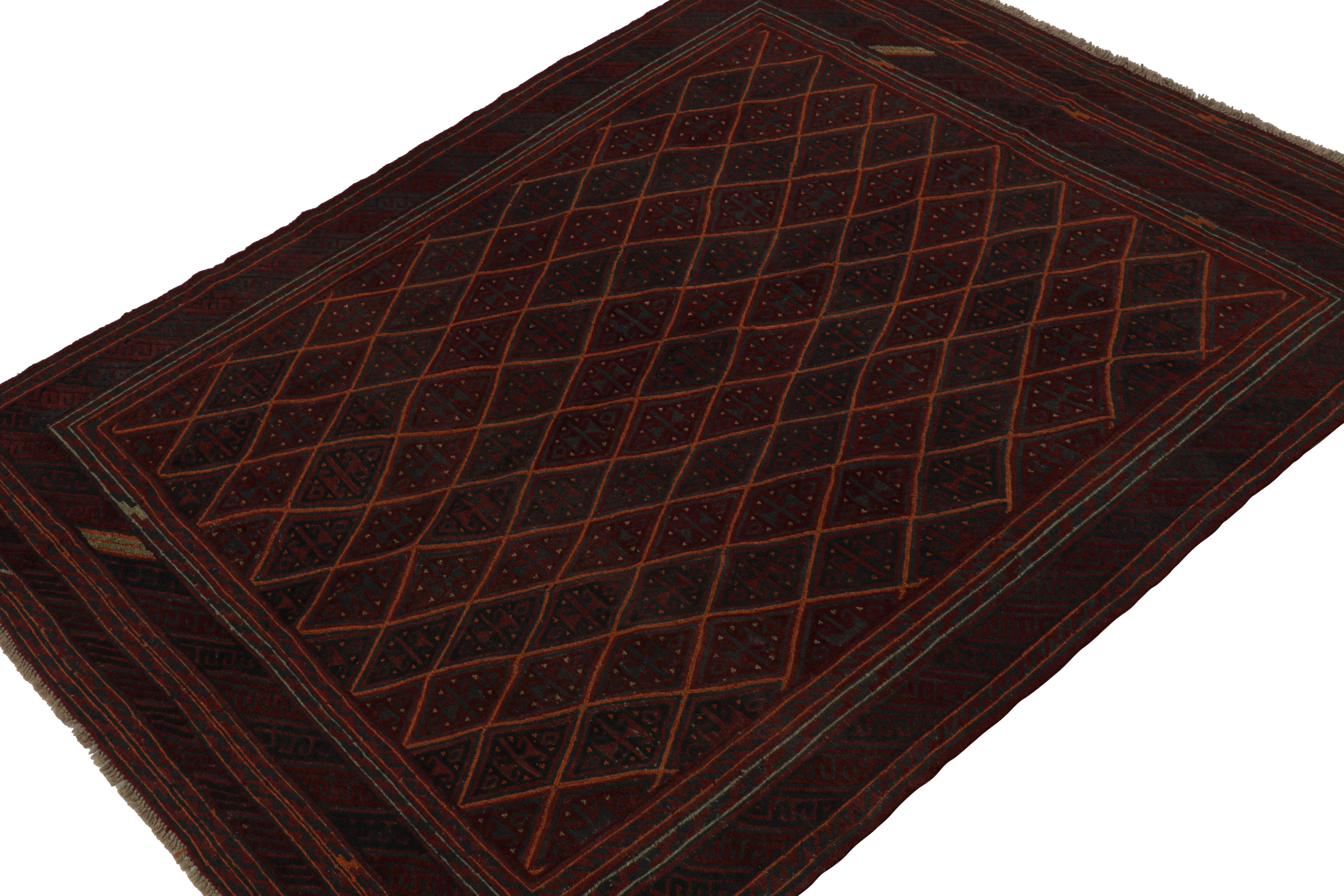 Noué à la main en laine, ce tapis Baluch 7x9 représente une nouvelle ligne de tapis tribaux dans la Collection Modern Classics de Rug & Kilim. Chaque pièce  représente le travail des femmes tisseuses en Afghanistan, préservant la riche tradition de