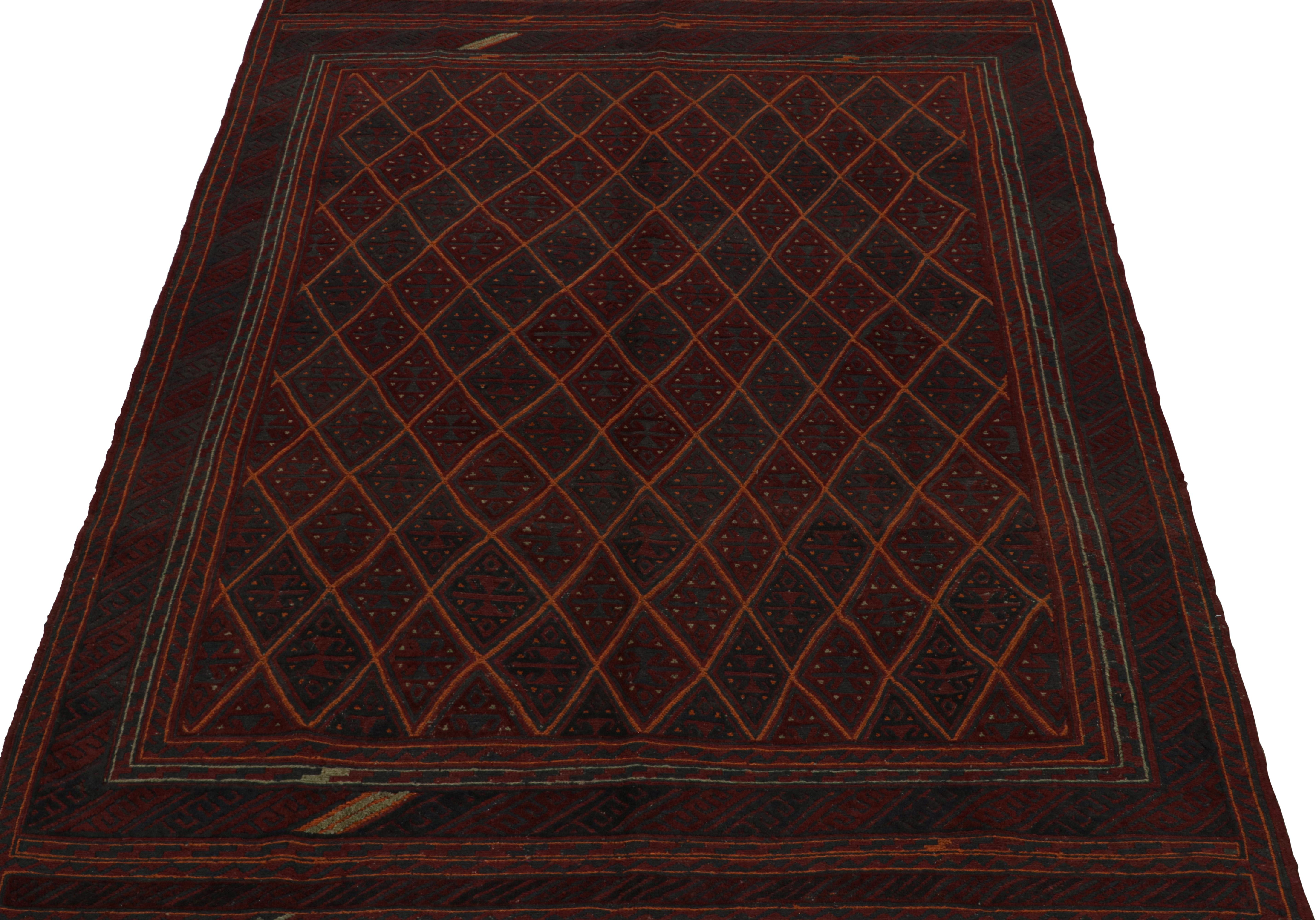 Noué à la main Rug & Kilim's Afghan Baluch Tribal Rug in Red with Geometric Patterns (tapis tribal afghan de Baluch en rouge avec des motifs géométriques) en vente