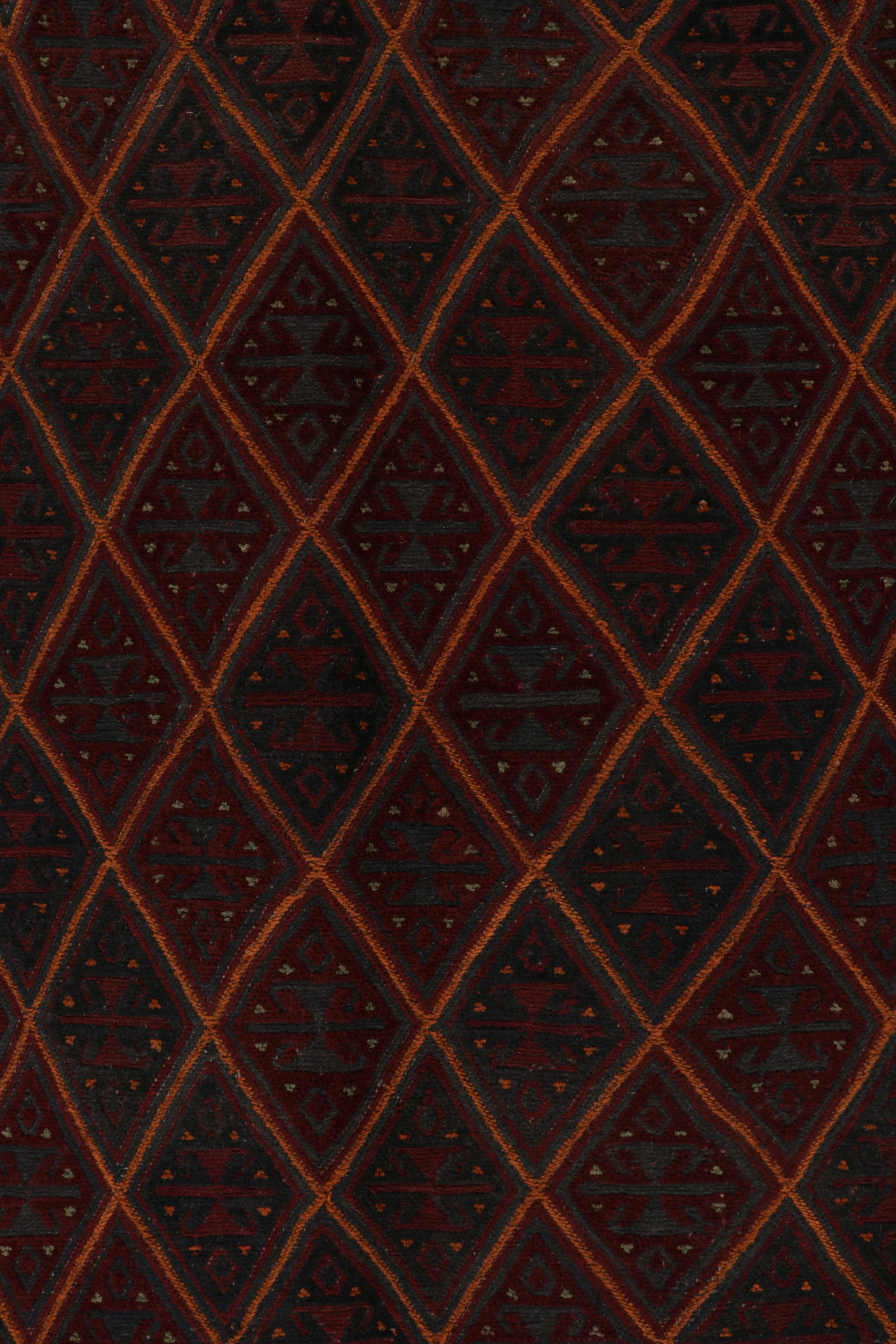 Laine Rug & Kilim's Afghan Baluch Tribal Rug in Red with Geometric Patterns (tapis tribal afghan de Baluch en rouge avec des motifs géométriques) en vente