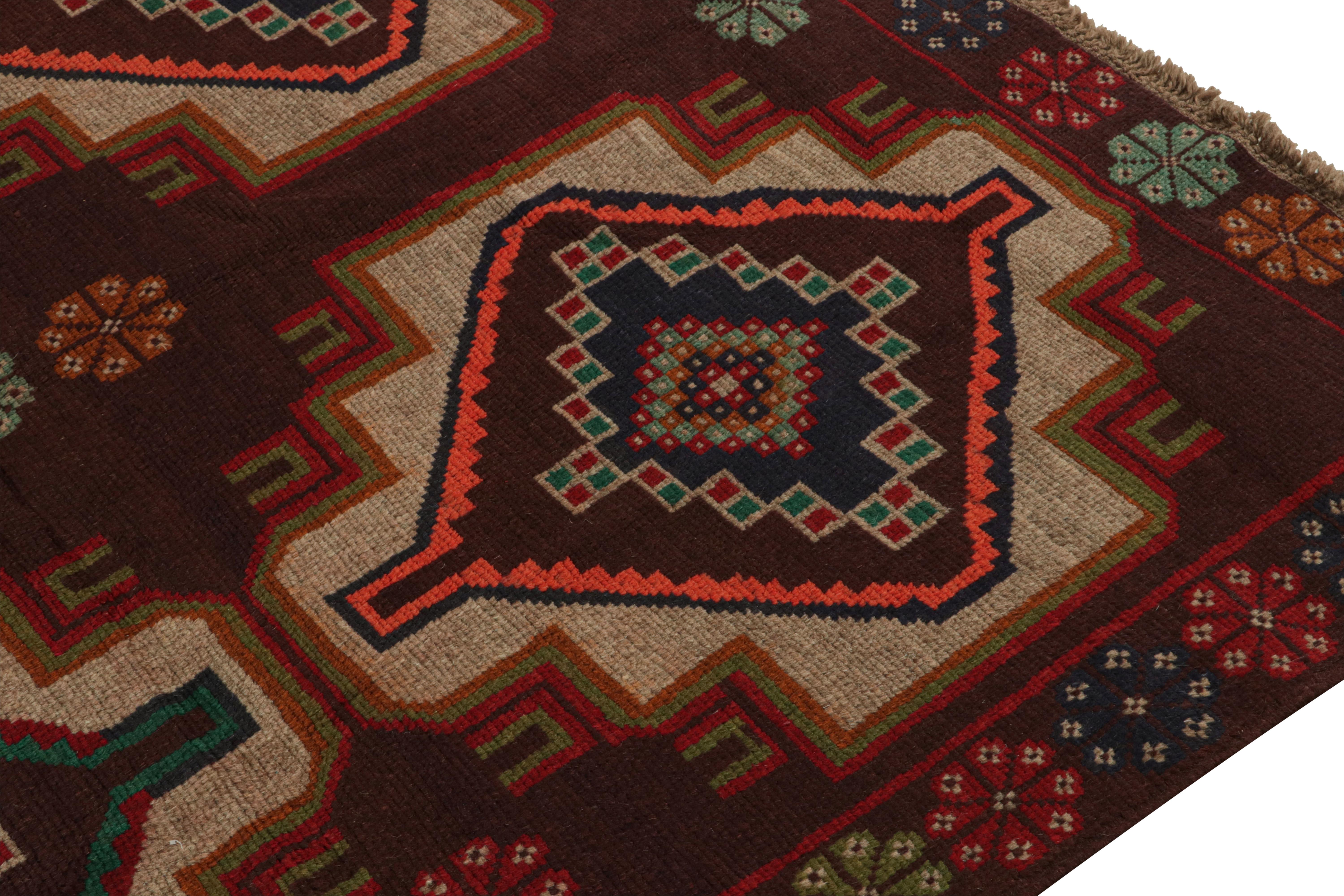 Annodato a mano Rug & Kilim è un tappeto tribale afghano Baluch nei toni del ruggine e con medaglioni geometrici. in vendita