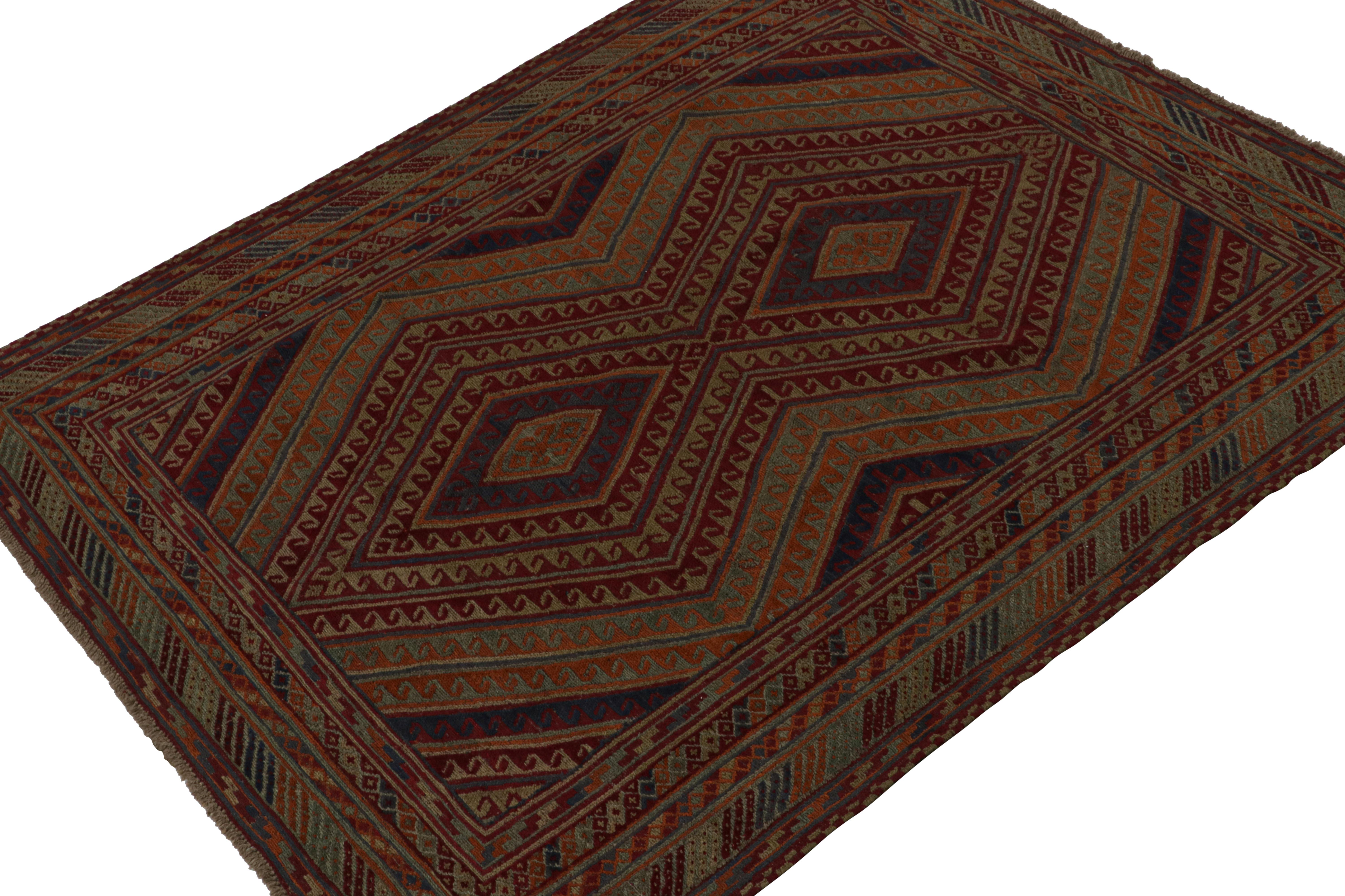 Noué à la main en laine, ce tapis Baluch 7x9 représente une nouvelle ligne de tapis tribaux dans la Collection Modern Classics de Rug & Kilim. Chaque pièce  représente le travail des femmes tisseuses en Afghanistan, préservant la riche tradition de