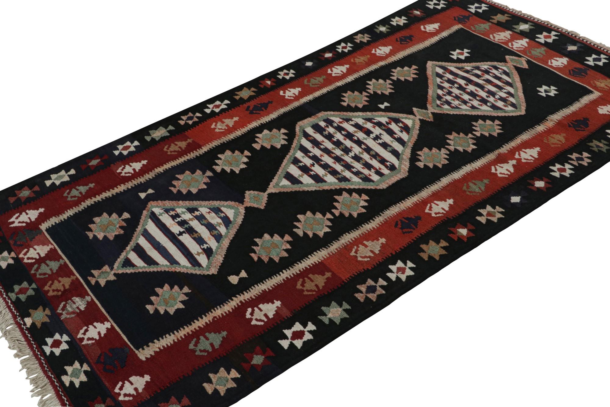 Dieser handgeknüpfte afghanische Stammeskelim (4x7) repräsentiert eine neue Linie von Stammesteppichen in der Modern Classics Collection'S von Rug & Kilim. Jedes Stück repräsentiert die Arbeit von Weberinnen in Afghanistan, die die reiche Tradition