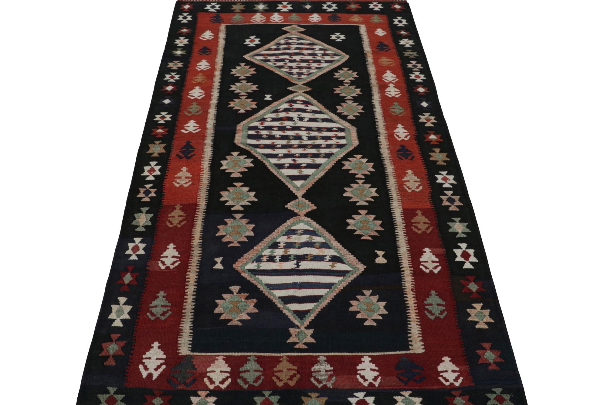 Rug & Kilim's Afghan Tribal Kilim in Blau mit Medaillons und geometrischen Mustern (Moderne) im Angebot