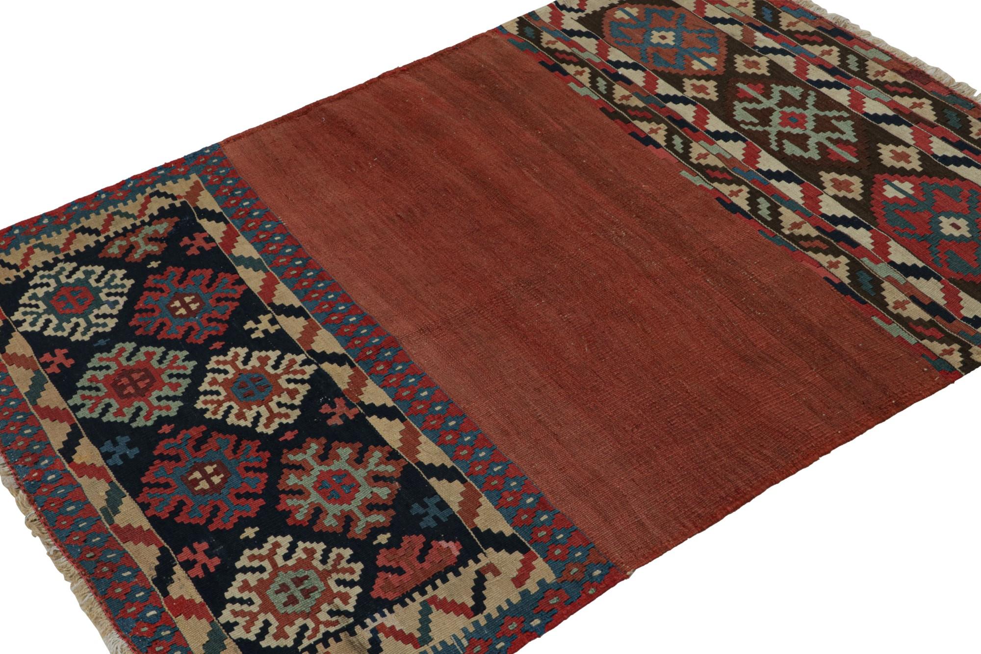 Noué à la main en laine, ce kilim tribal afghan 4x5 représente une nouvelle ligne de tapis tribaux dans la Collection Modern Classics de Rug & Kilim. Chaque pièce représente le travail de femmes tisseuses en Afghanistan, préservant ainsi la riche