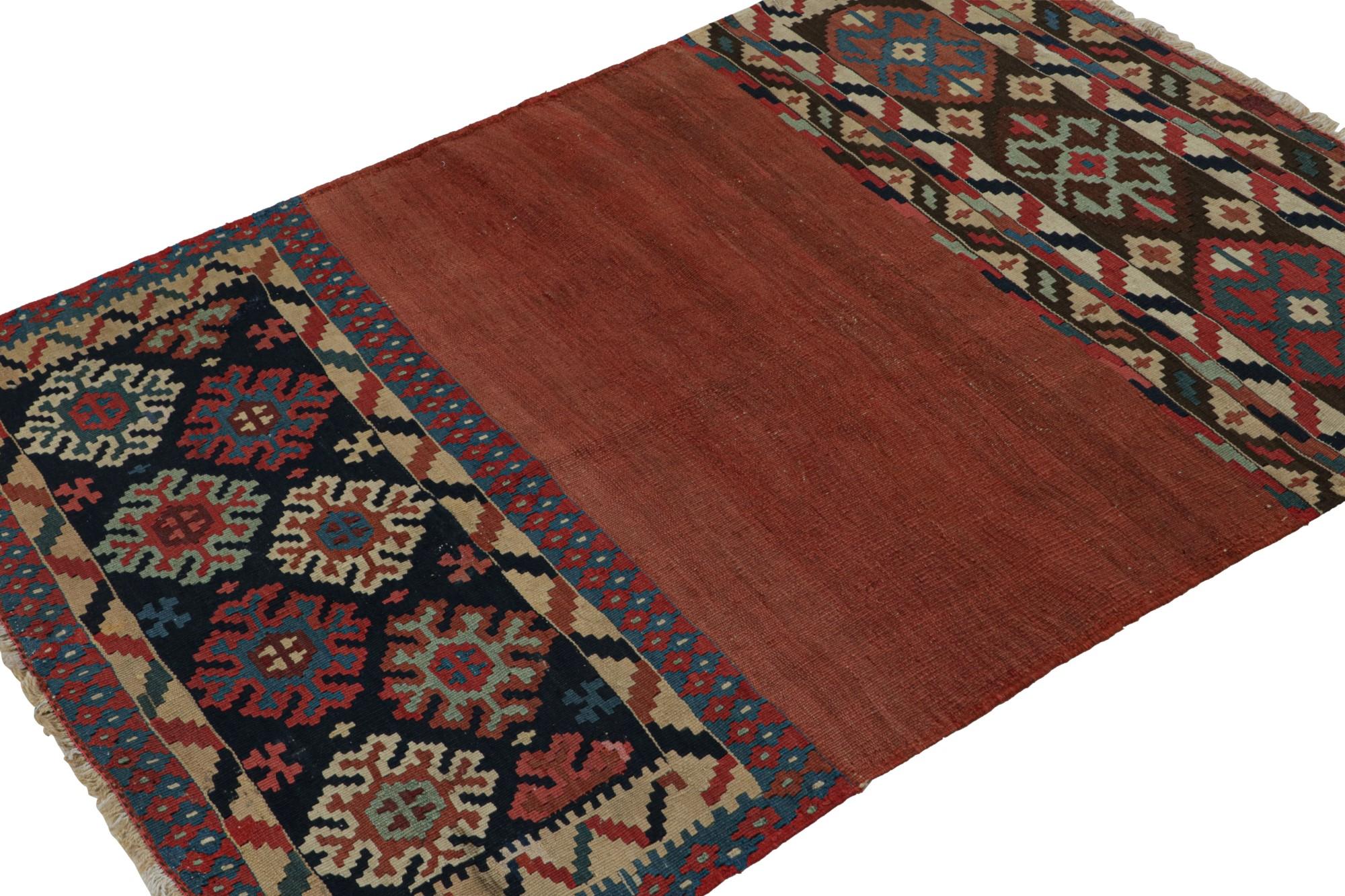 Dieser handgeknüpfte afghanische 4x5-Stammeskelim repräsentiert eine neue Linie von Stammesteppichen in der Modern Classics Collection'S von Rug & Kilim. Jedes Stück repräsentiert die Arbeit von Weberinnen in Afghanistan, die die reiche Tradition