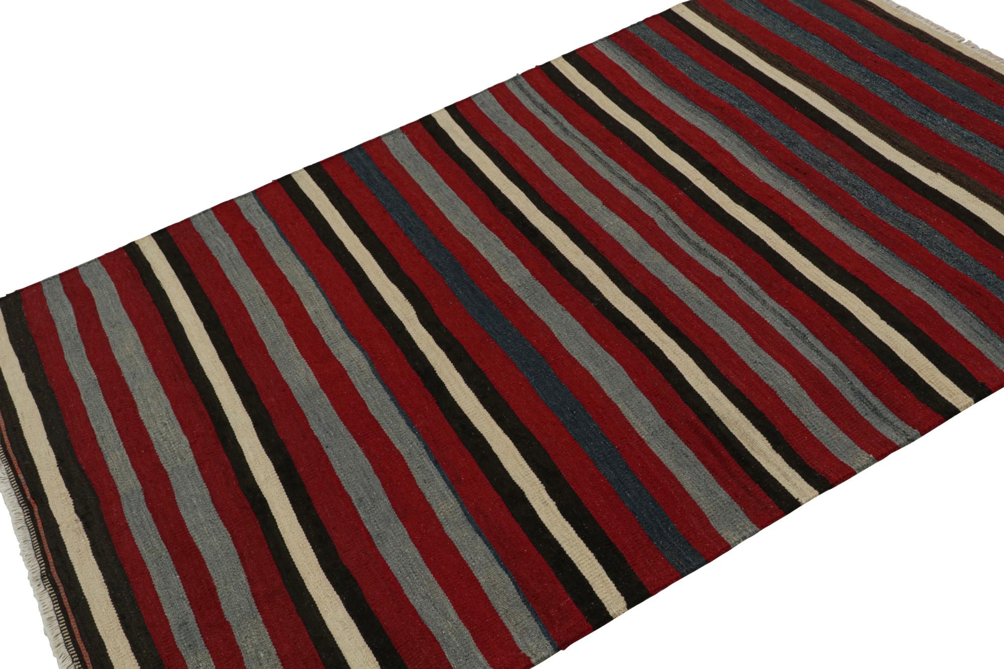 Dieser handgeknüpfte afghanische Stammeskelim in 4x6 repräsentiert eine neue Linie von Stammesteppichen in der Modern Classics Collection'S von Rug & Kilim. Jedes Stück repräsentiert die Arbeit von Weberinnen in Afghanistan, die die reiche Tradition