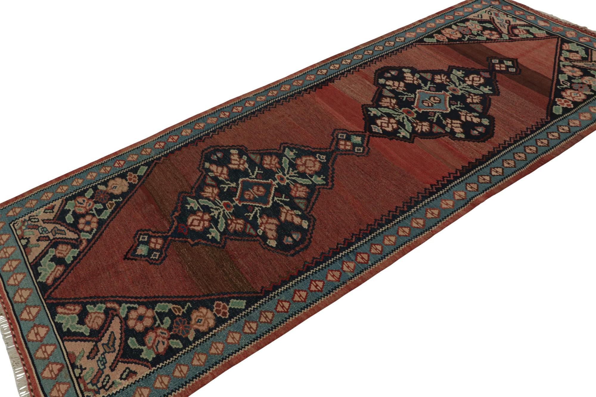 Dieser handgeknüpfte afghanische Stammeskelim in der Größe 4x9 gehört zu einer neuen Reihe von Stammesteppichen der Modern Classics Collection'S von Rug & Kilim. Jedes Stück repräsentiert die Arbeit von Weberinnen in Afghanistan, die die reiche