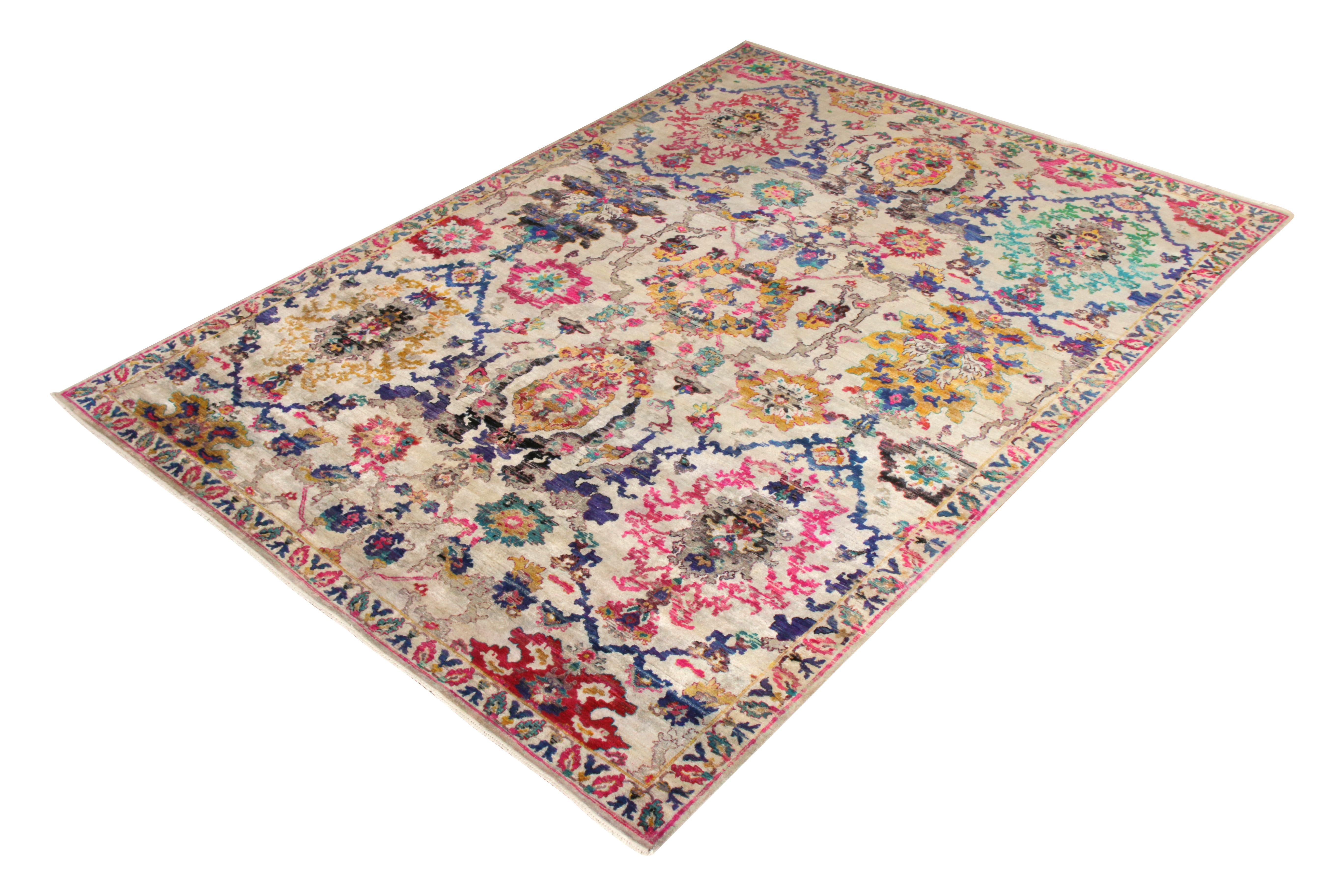Aus der Modern Classics Collection von Rug & Kilim: ein lebendiger, moderner Teppich im Format 9x12 aus Wolle und Seide, der von seltenen klassischen Agra-Teppichen inspiriert ist, die zu den persönlichen Lieblingsstücken des Auftraggebers gehören.