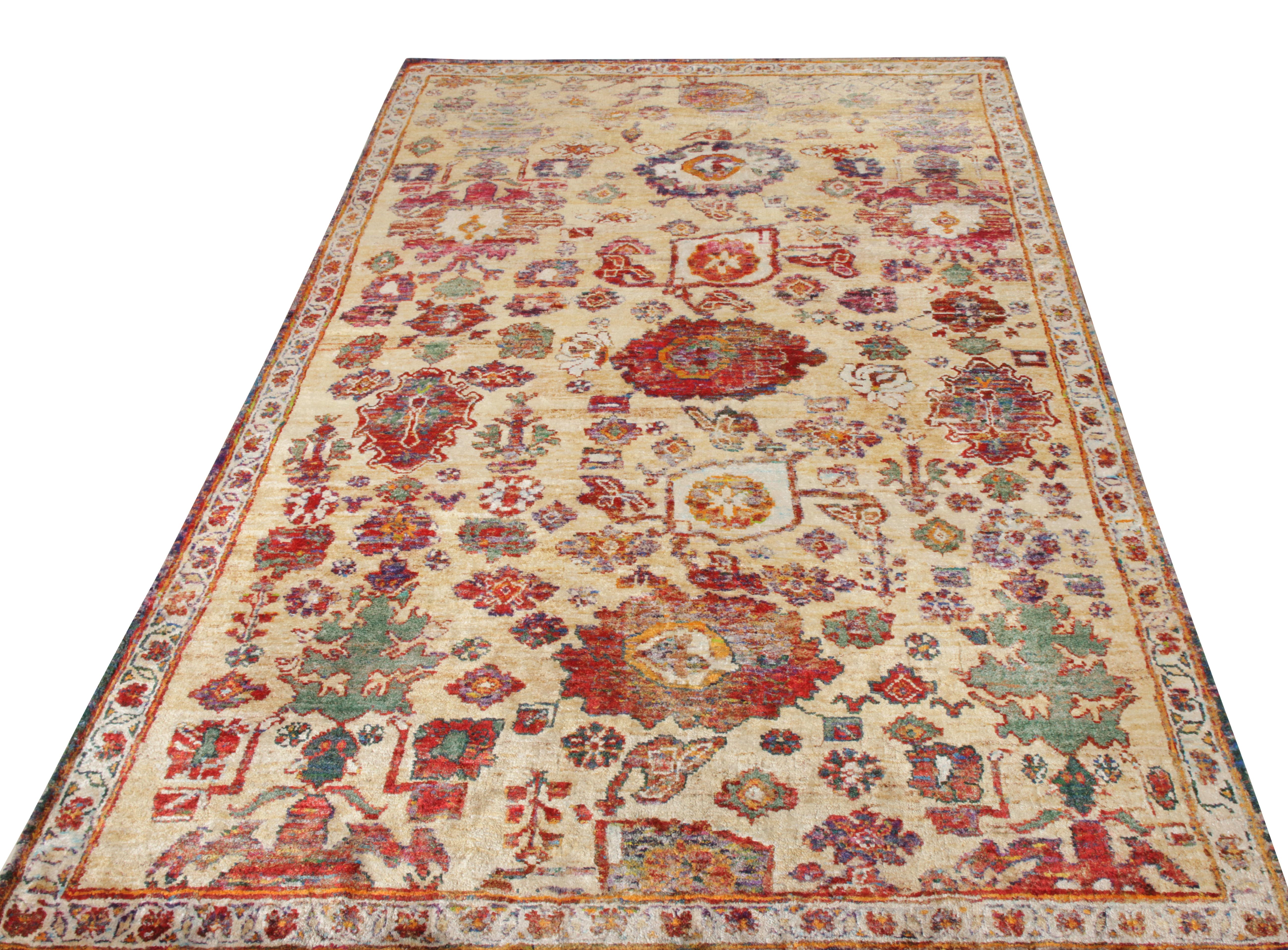 Annodato a mano in una pregiata miscela di lana e seta, questo tappeto moderno 5x9 trae ispirazione dall'estetica tradizionale di Agra, celebrata nella Modern Classics Collection di Rug & Kilim. Il tappeto è testimone di un elaborato motivo floreale