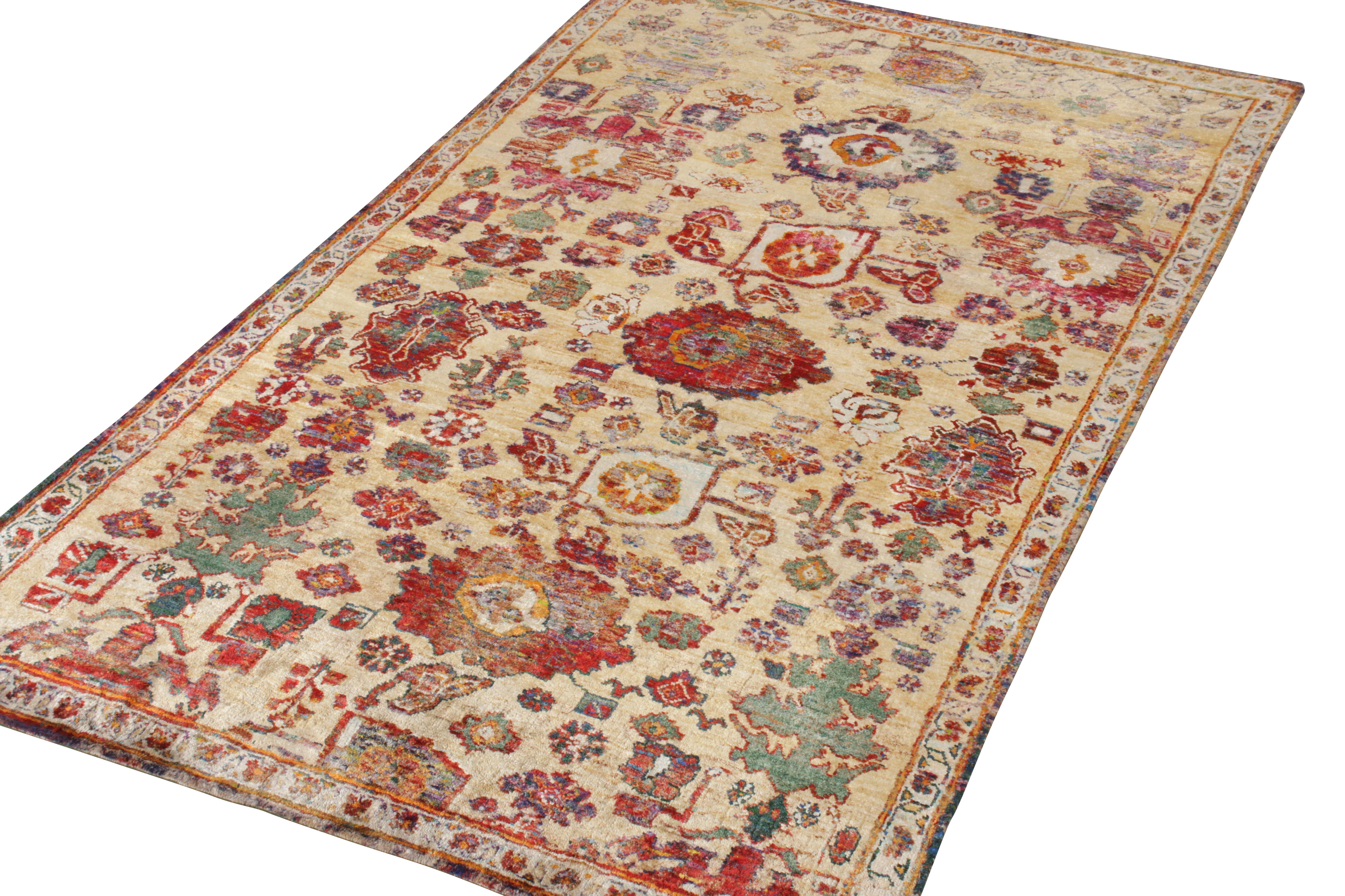 Indiano Rug & Kilim è un tappeto moderno ispirato ad Agra con motivi floreali rossi, beige e marroni. in vendita