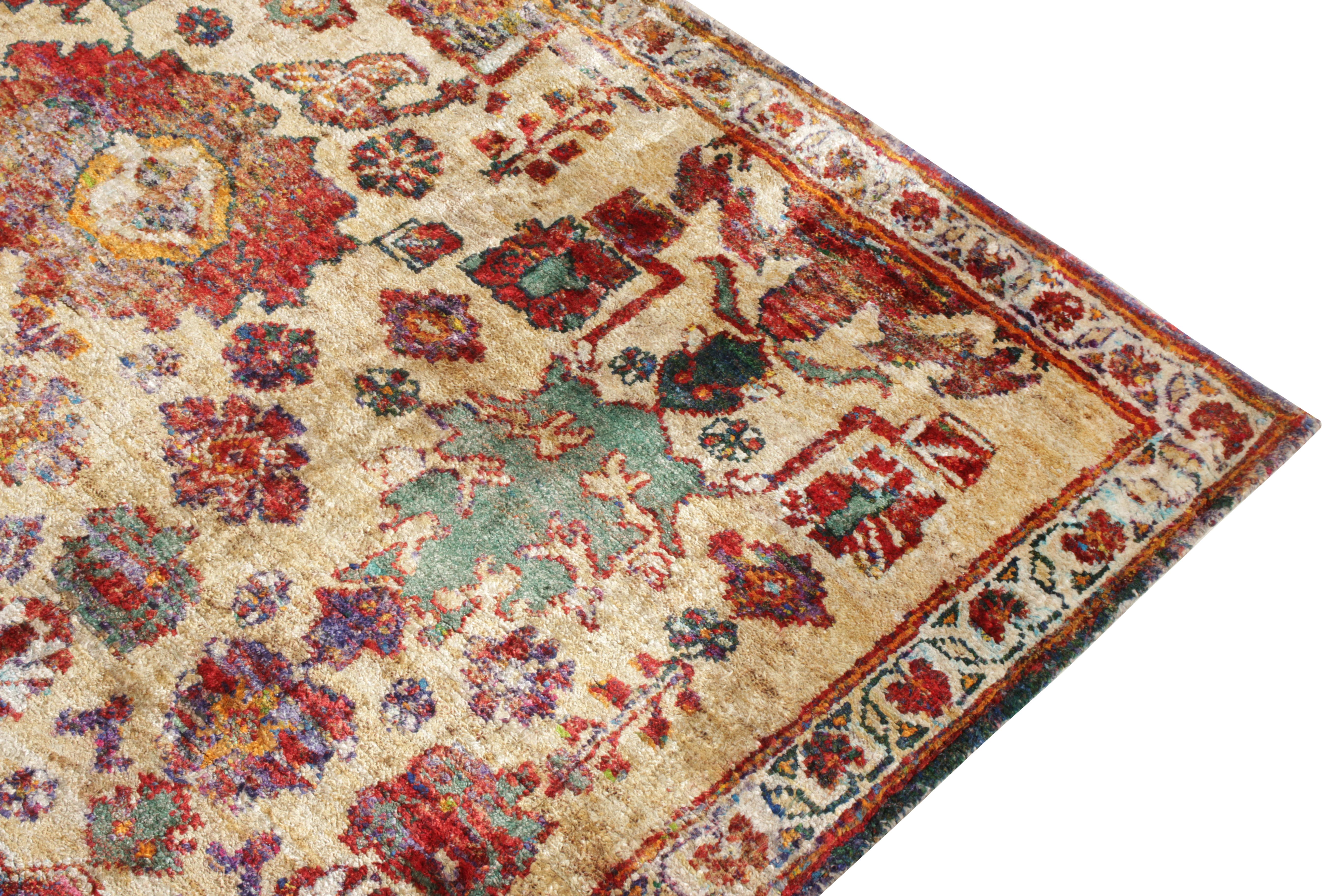 Annodato a mano Rug & Kilim è un tappeto moderno ispirato ad Agra con motivi floreali rossi, beige e marroni. in vendita