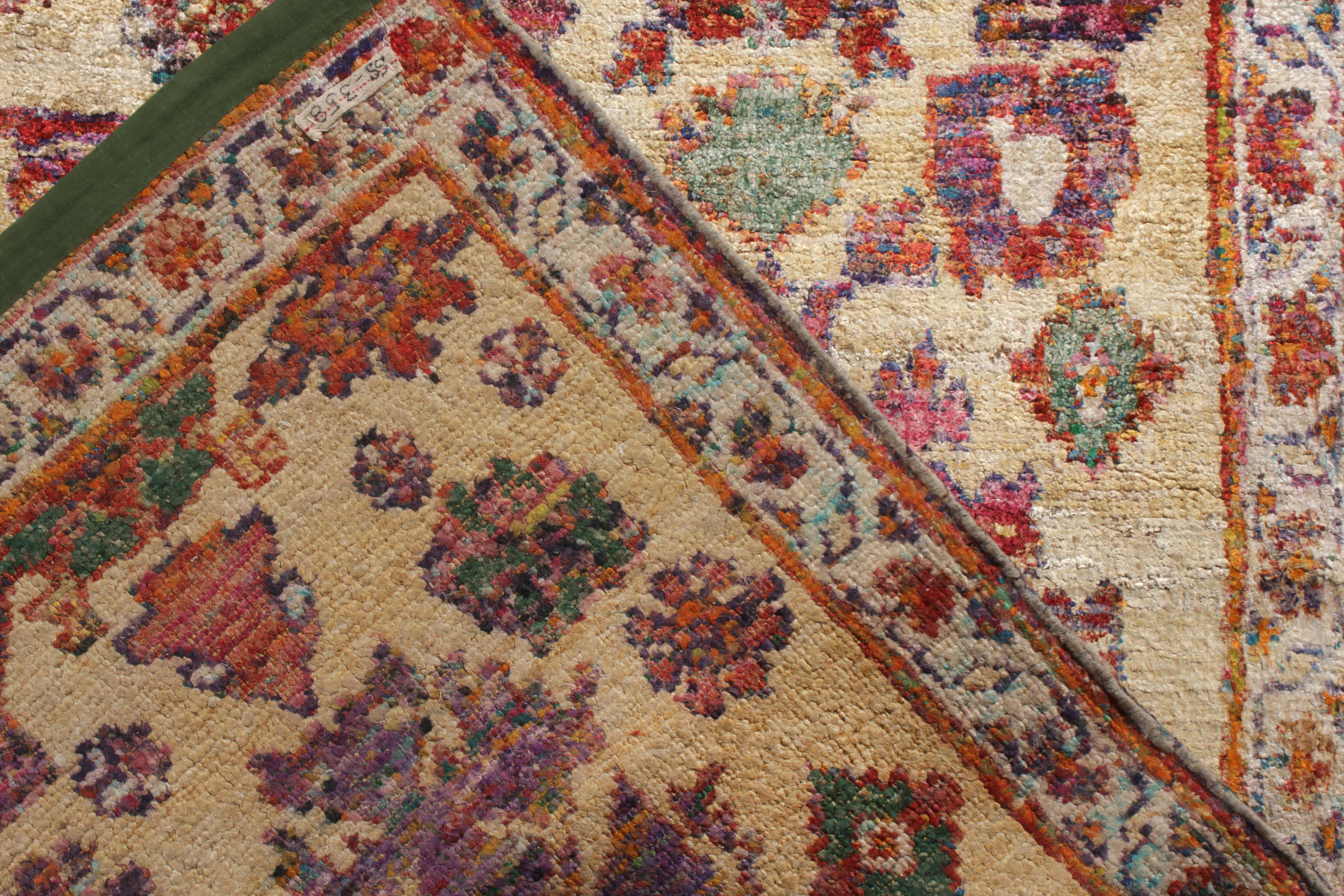 Rug & Kilim è un tappeto moderno ispirato ad Agra con motivi floreali rossi, beige e marroni. In condizioni Nuovo in vendita a Long Island City, NY