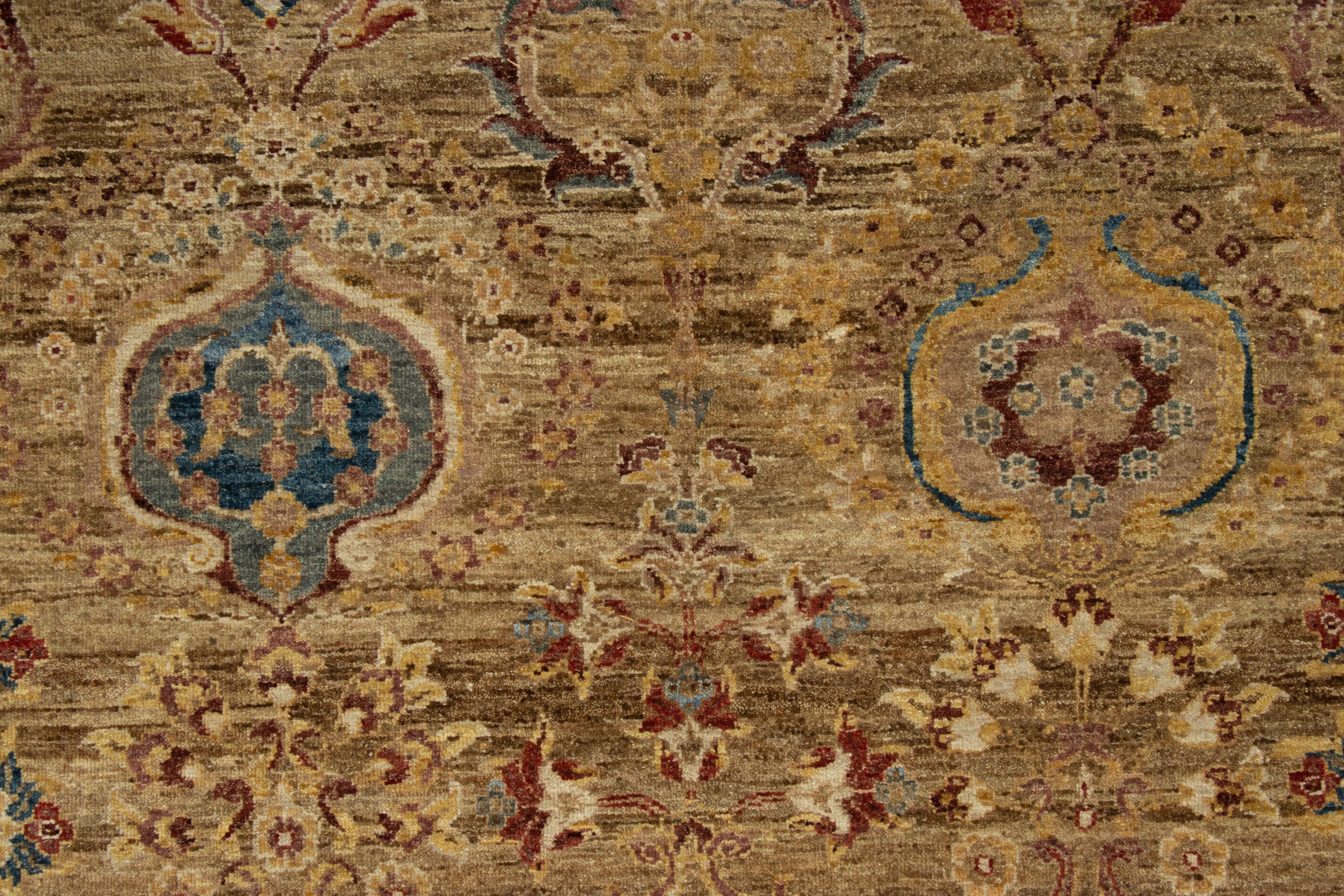 Rug & Kilim's Agra Style Orientteppich in Braun und Gold mit floralen Mustern (Indisch) im Angebot