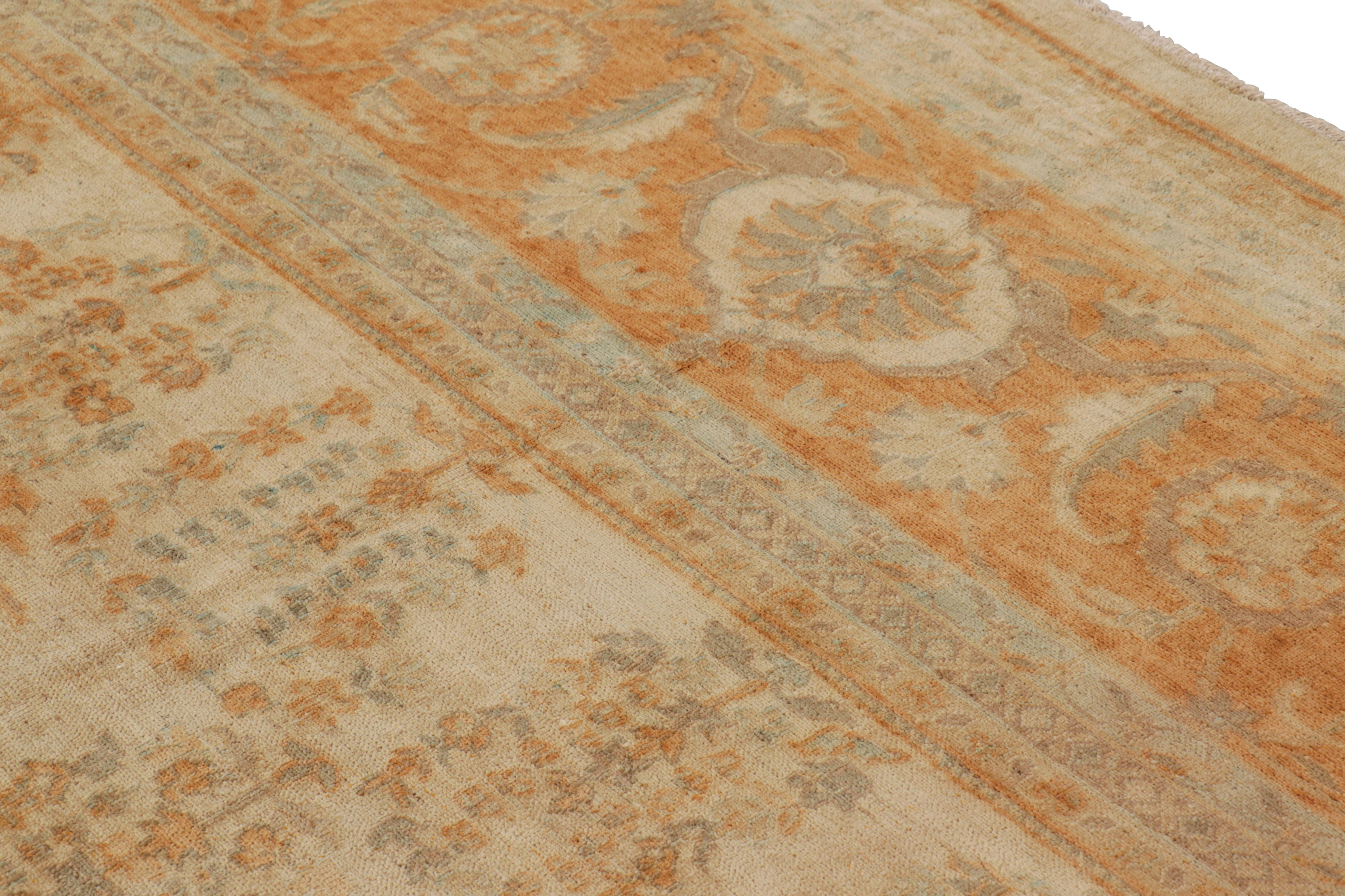 Indiano Tappeto Rug & Kilim in stile Agra in beige e ambra con motivi floreali in vendita