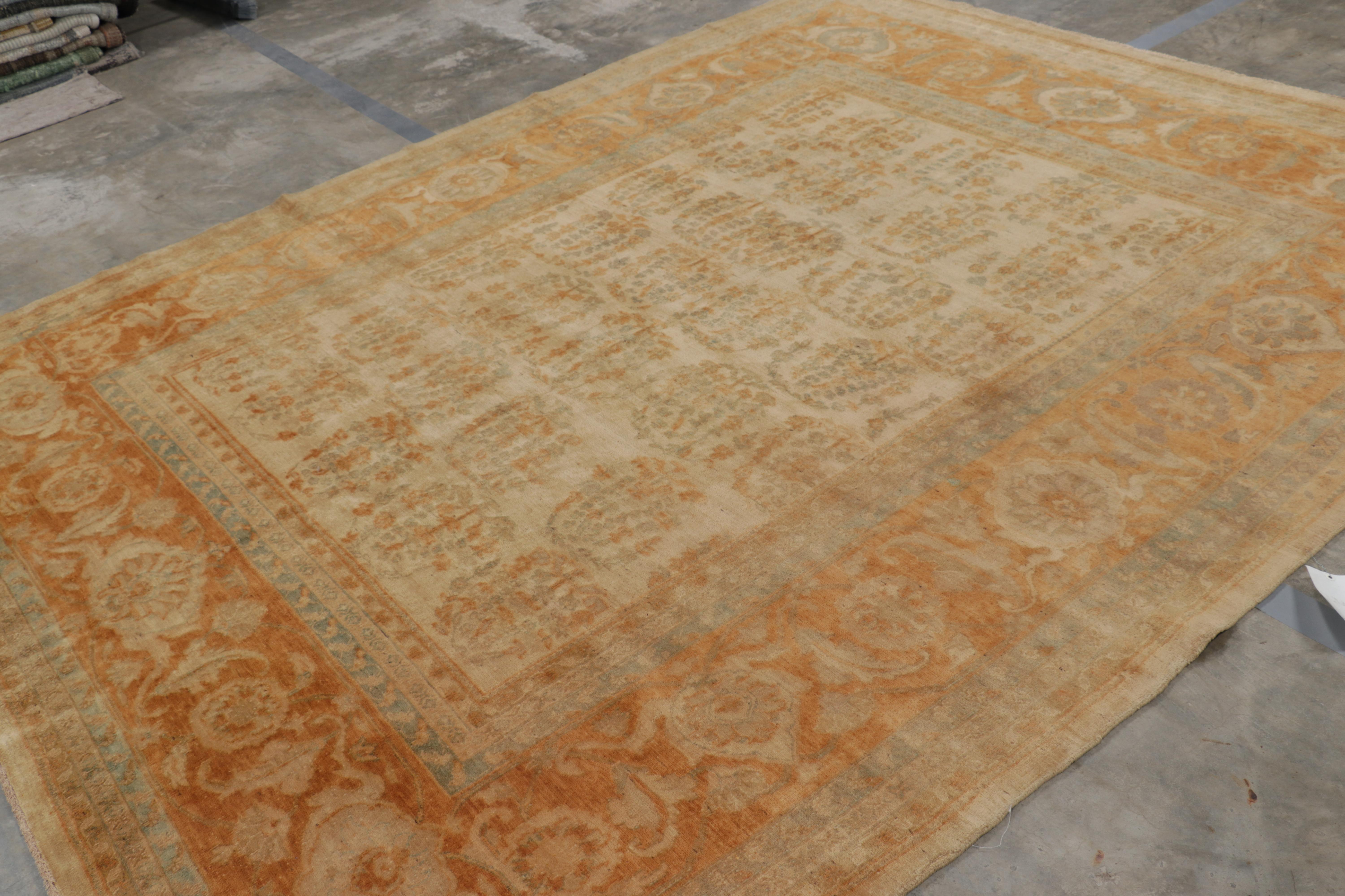 Indiano Tappeto Rug & Kilim in stile Agra in beige e ambra con motivi floreali in vendita