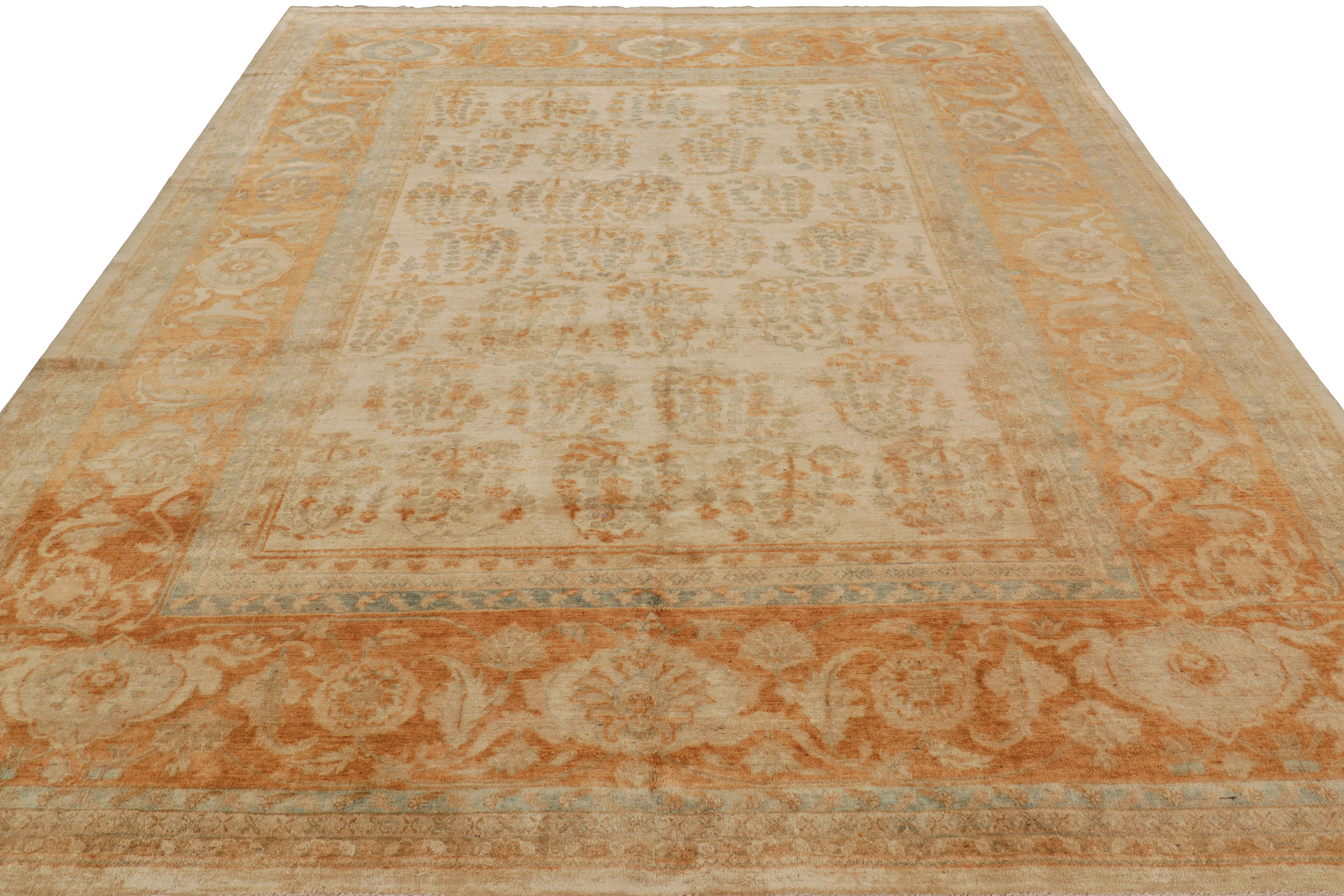 Annodato a mano Tappeto Rug & Kilim in stile Agra in beige e ambra con motivi floreali in vendita