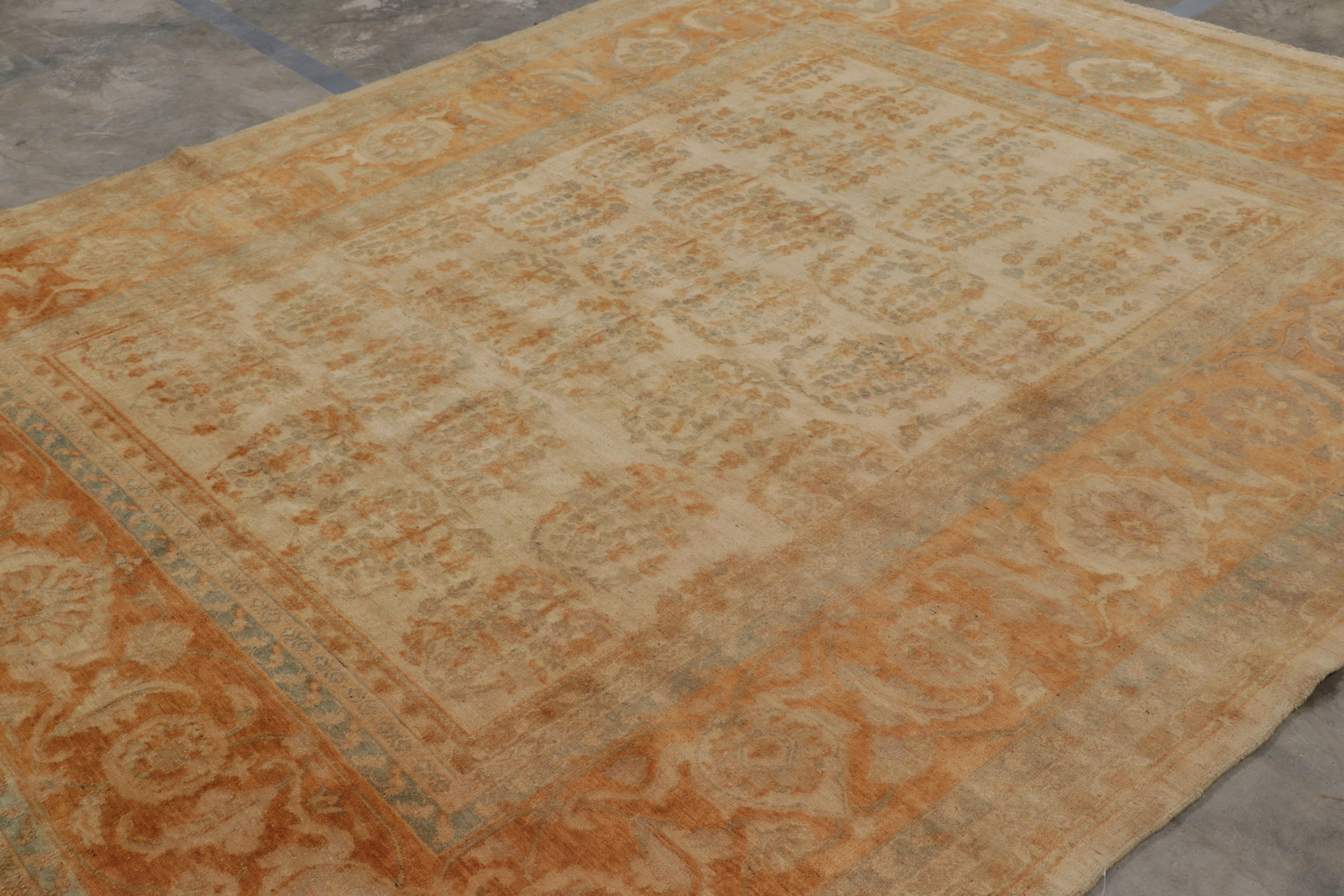 Annodato a mano Tappeto Rug & Kilim in stile Agra in beige e ambra con motivi floreali in vendita