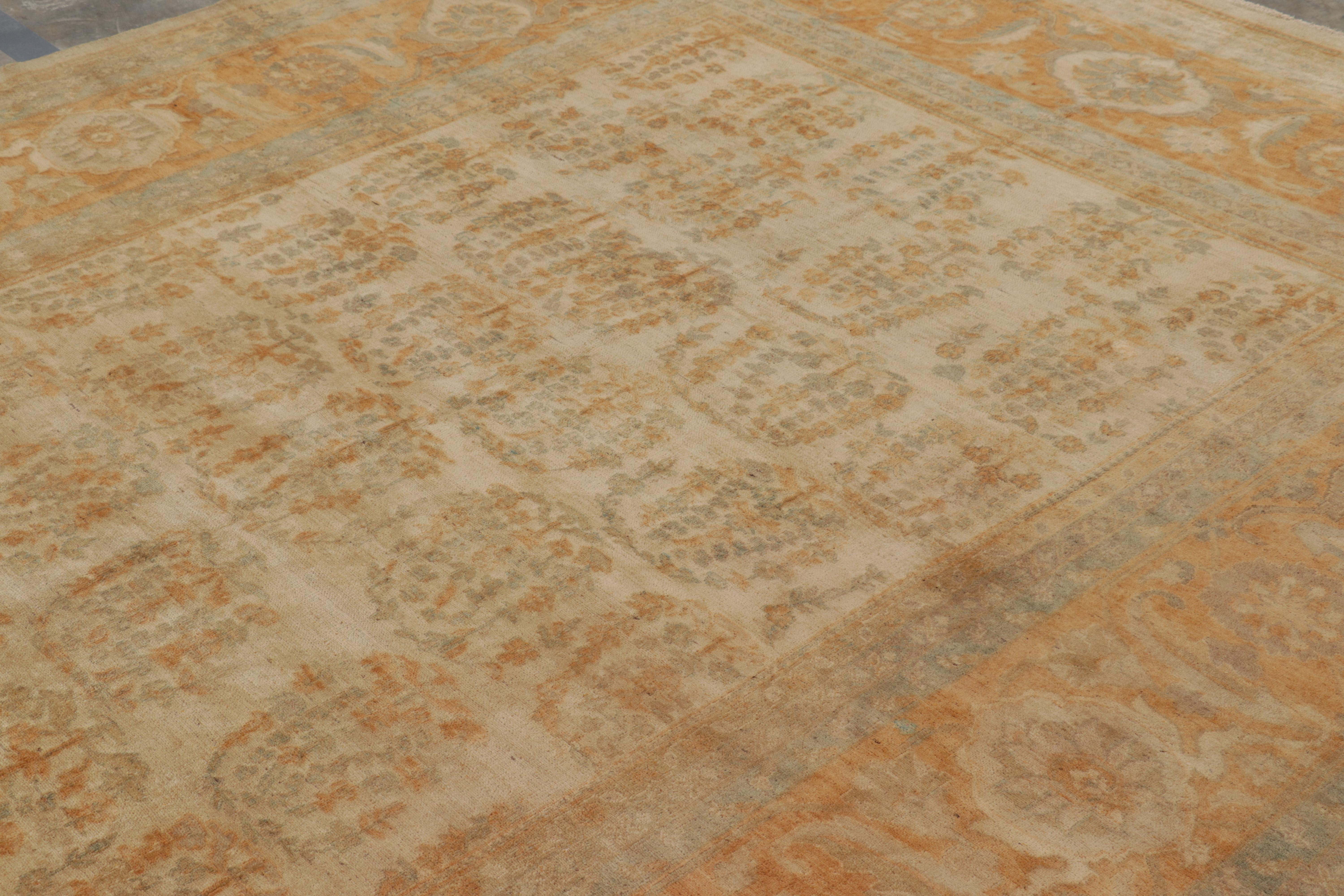 Tappeto Rug & Kilim in stile Agra in beige e ambra con motivi floreali In condizioni Nuovo in vendita a Long Island City, NY