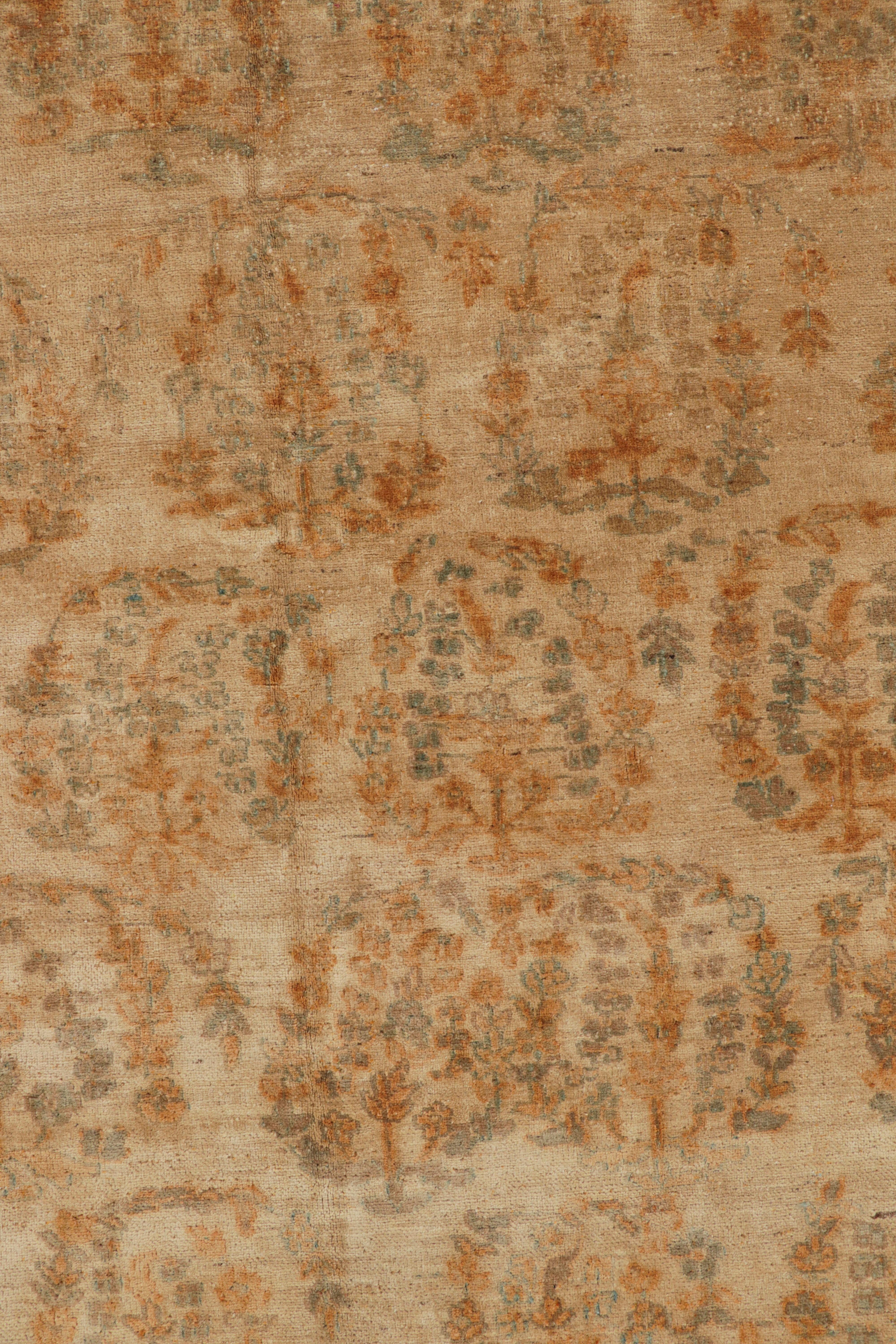 XXI secolo e contemporaneo Tappeto Rug & Kilim in stile Agra in beige e ambra con motivi floreali in vendita