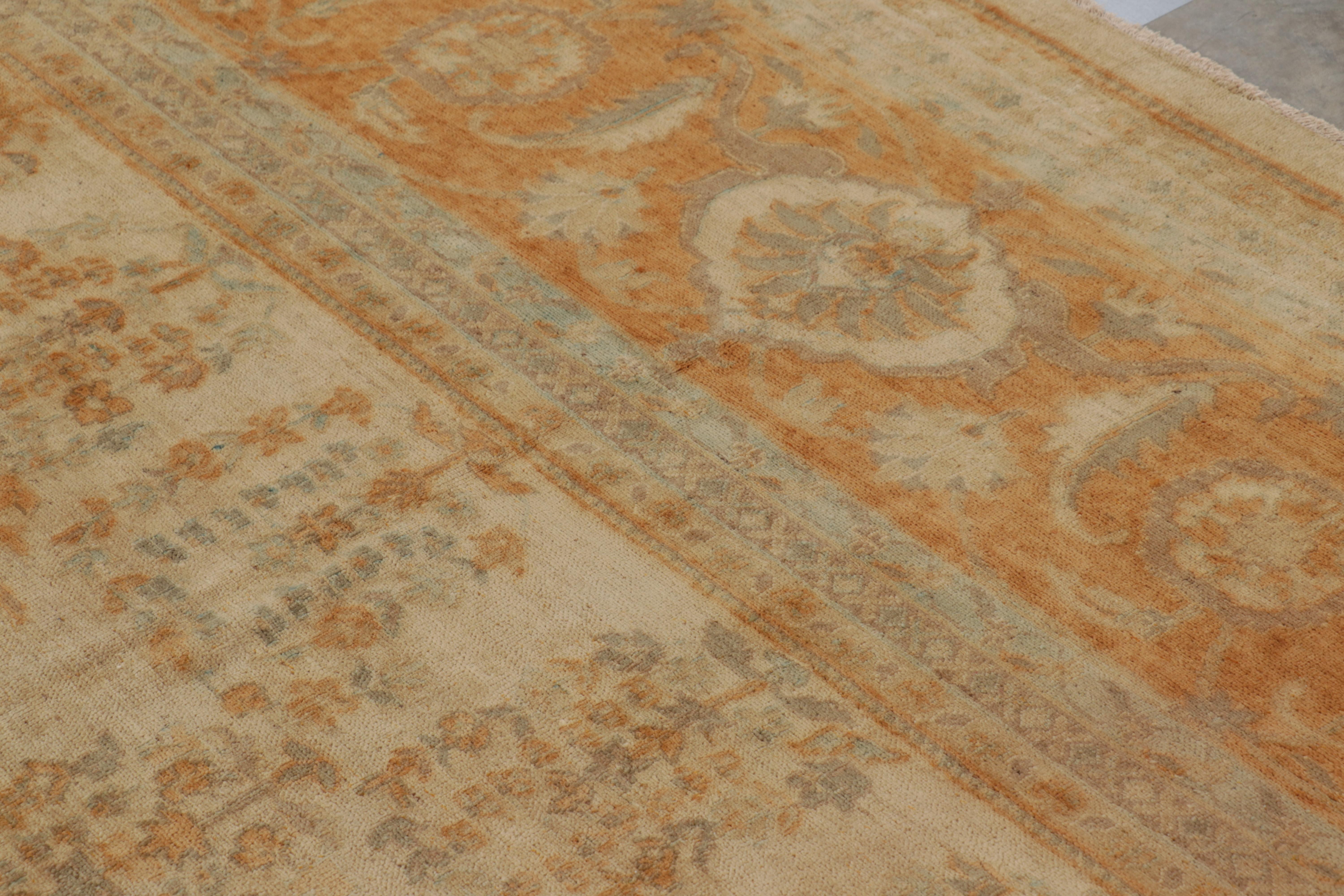 XXI secolo e contemporaneo Tappeto Rug & Kilim in stile Agra in beige e ambra con motivi floreali in vendita