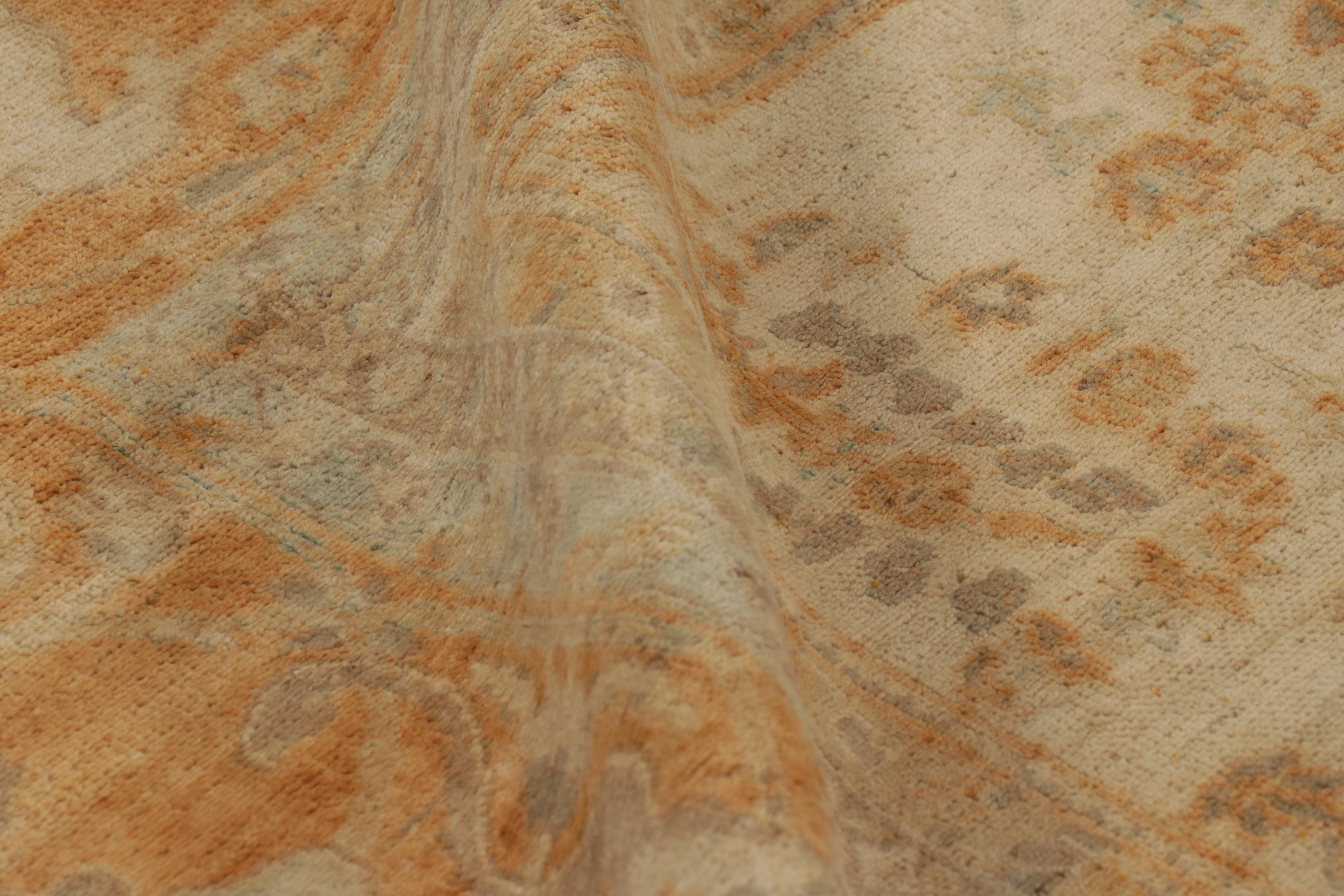 Tappeto Rug & Kilim in stile Agra in beige e ambra con motivi floreali in vendita 1