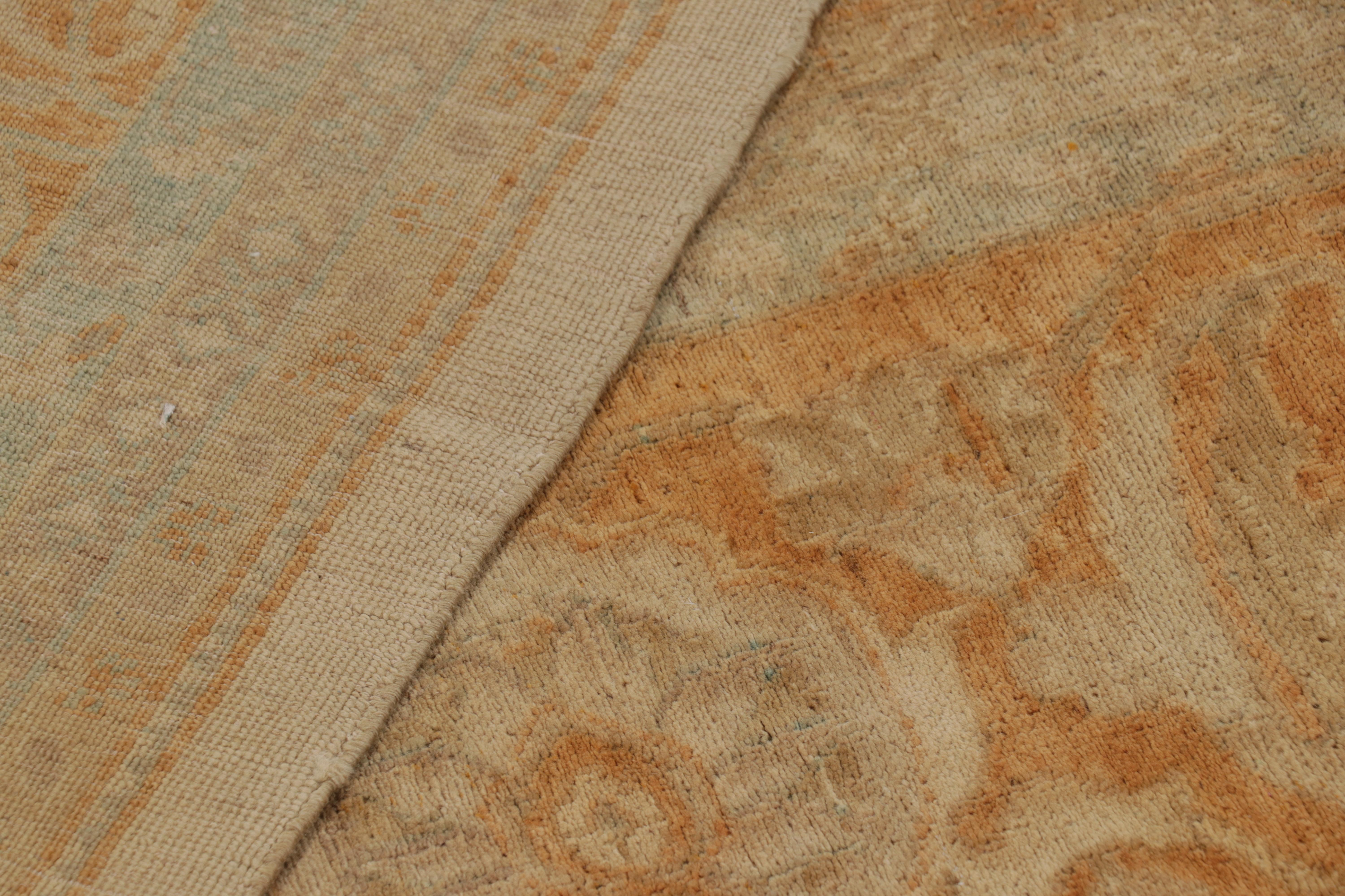 Tappeto Rug & Kilim in stile Agra in beige e ambra con motivi floreali in vendita 2