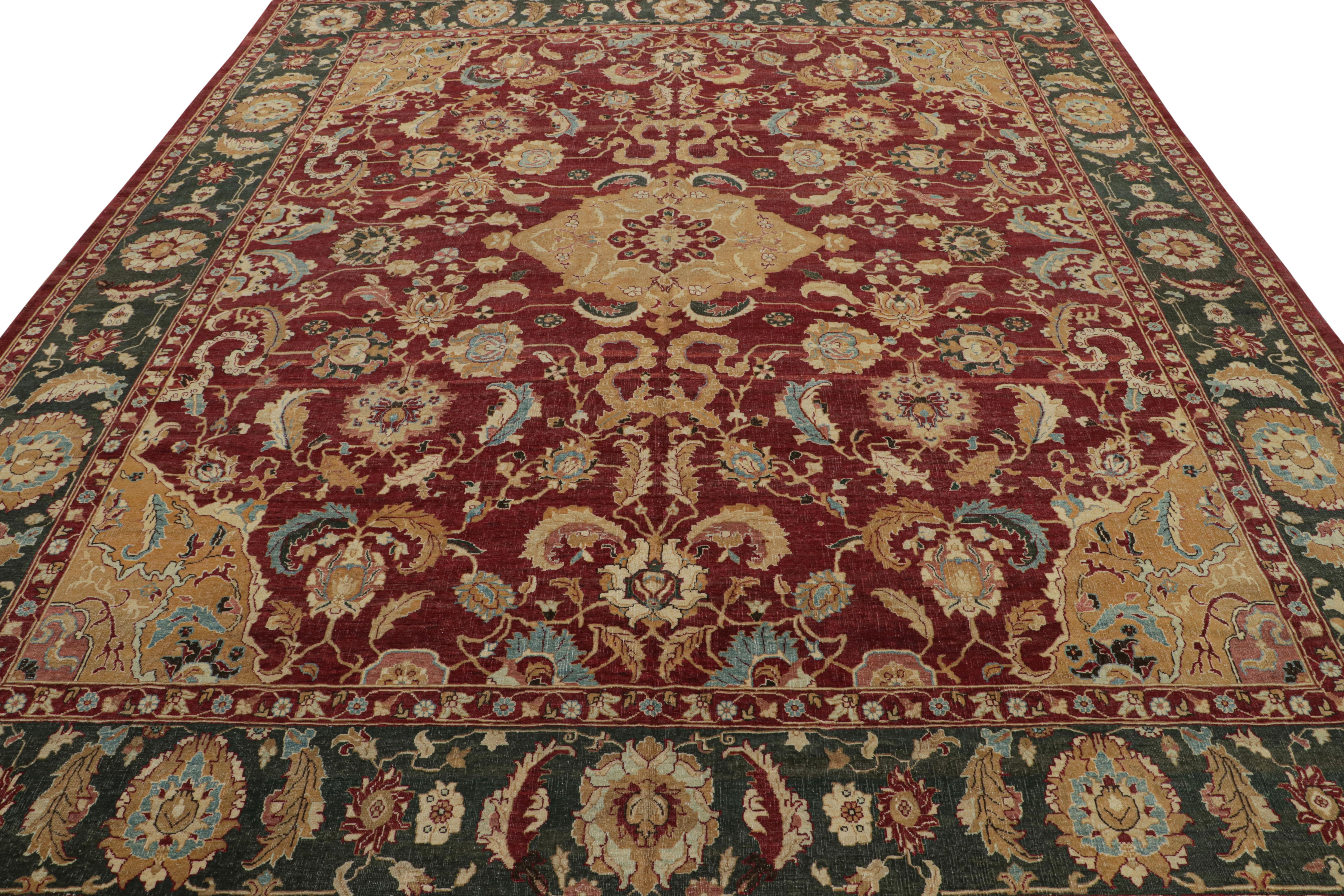 Rug & Kilim's übergroßer Teppich im Agra-Stil mit roten, goldenen und grünen Blumenmustern (Moderne) im Angebot