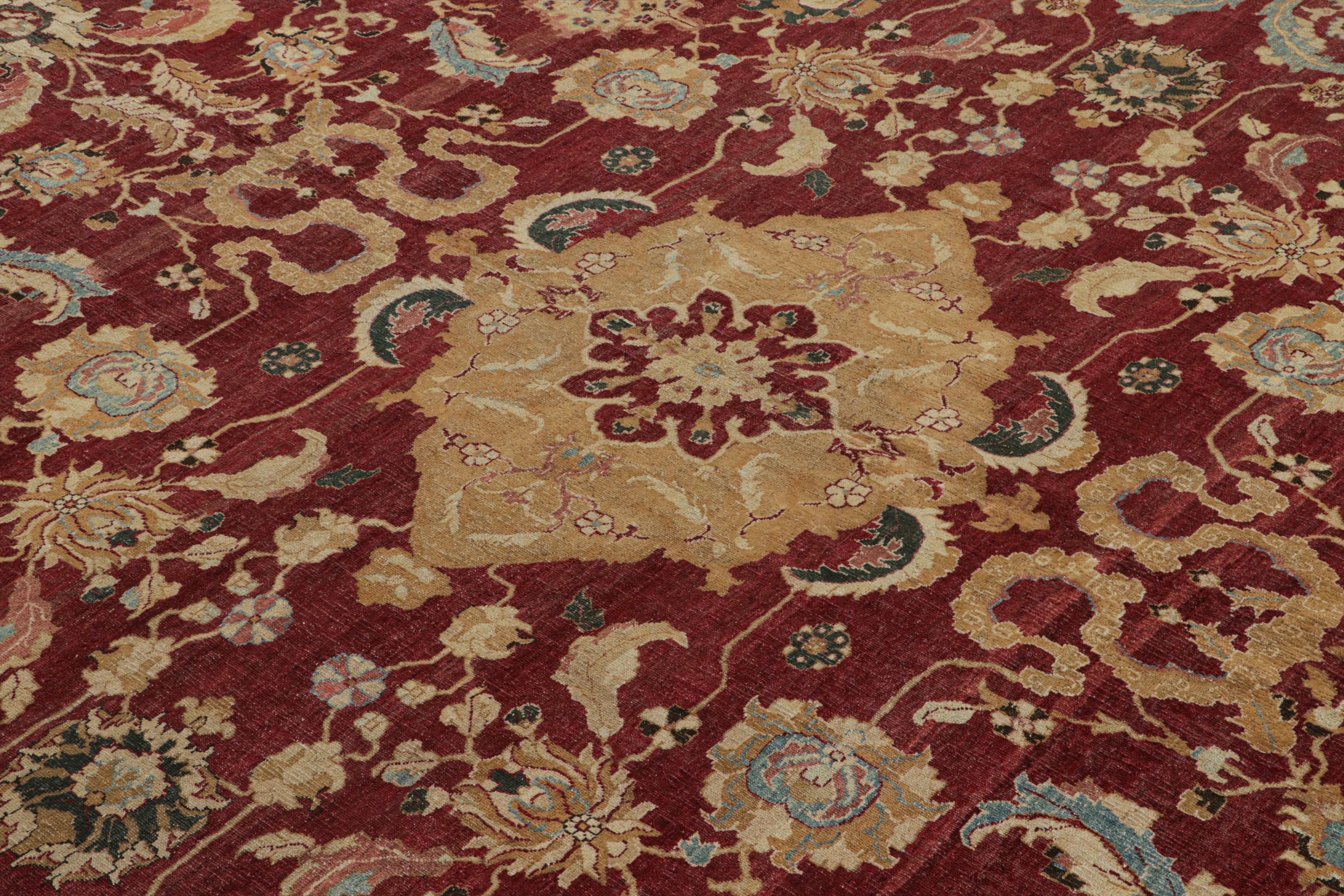 Rug & Kilim's übergroßer Teppich im Agra-Stil mit roten, goldenen und grünen Blumenmustern (Türkisch) im Angebot