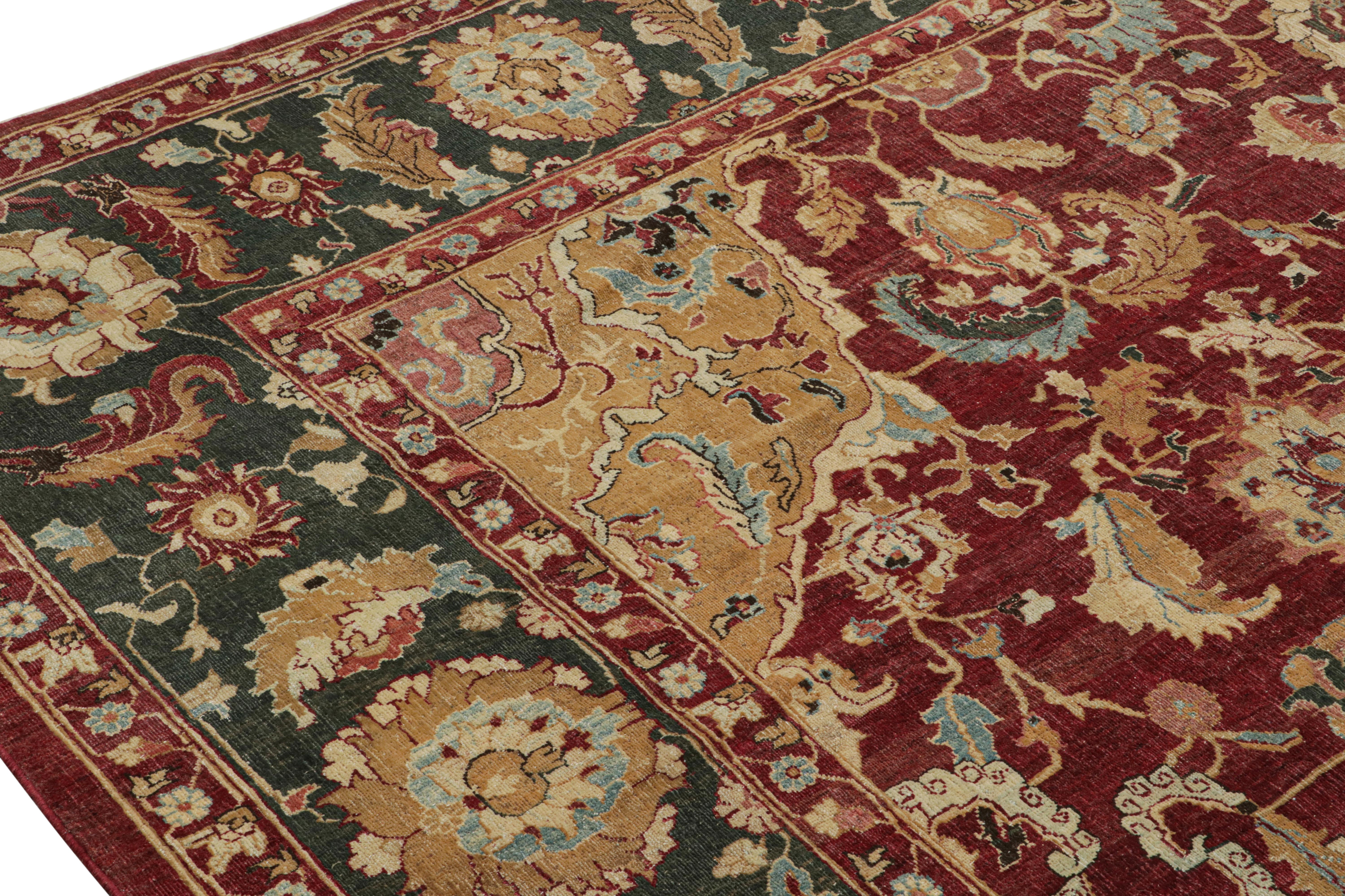 Rug & Kilim's übergroßer Teppich im Agra-Stil mit roten, goldenen und grünen Blumenmustern (Handgeknüpft) im Angebot