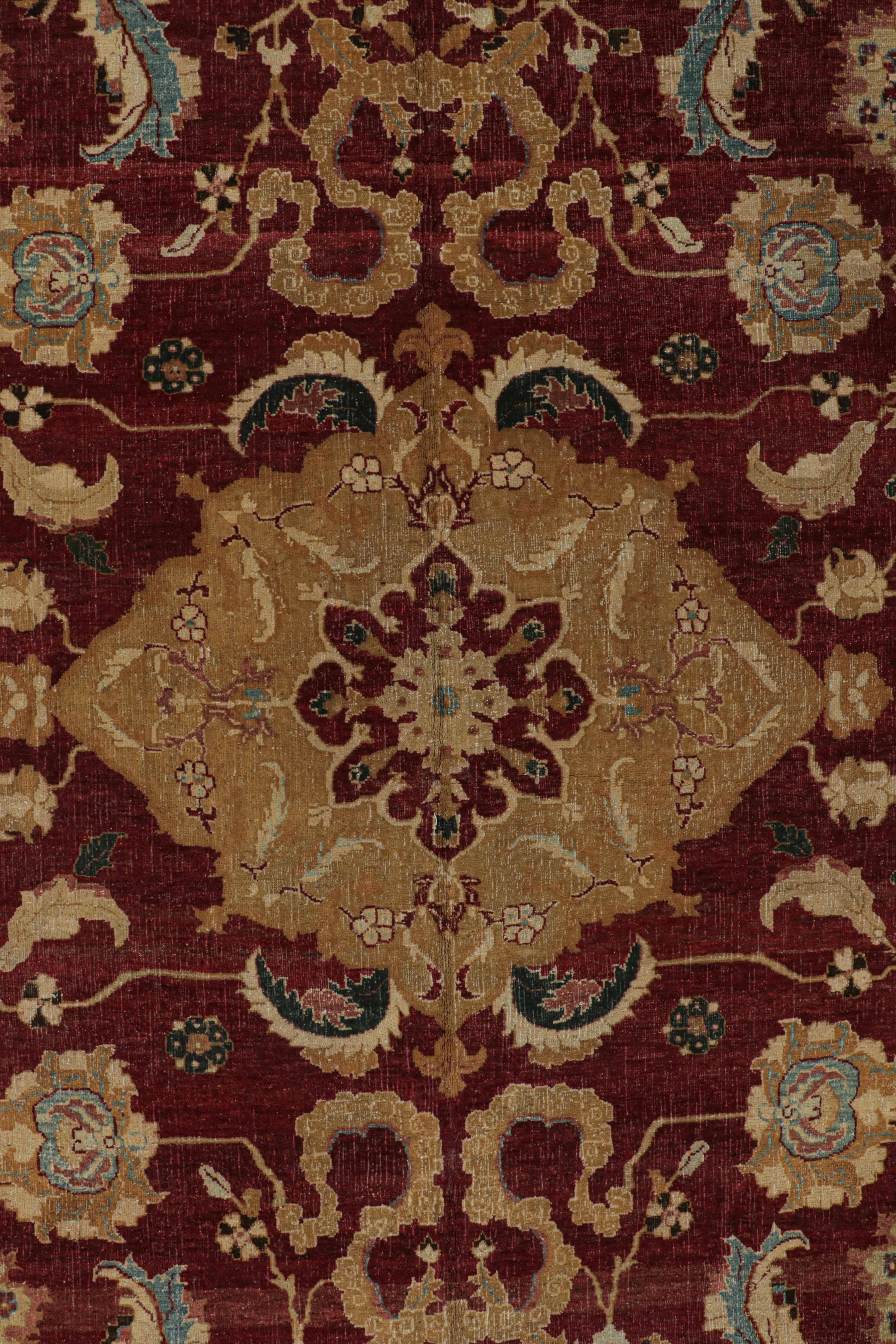 Rug & Kilim's übergroßer Teppich im Agra-Stil mit roten, goldenen und grünen Blumenmustern im Zustand „Neu“ im Angebot in Long Island City, NY