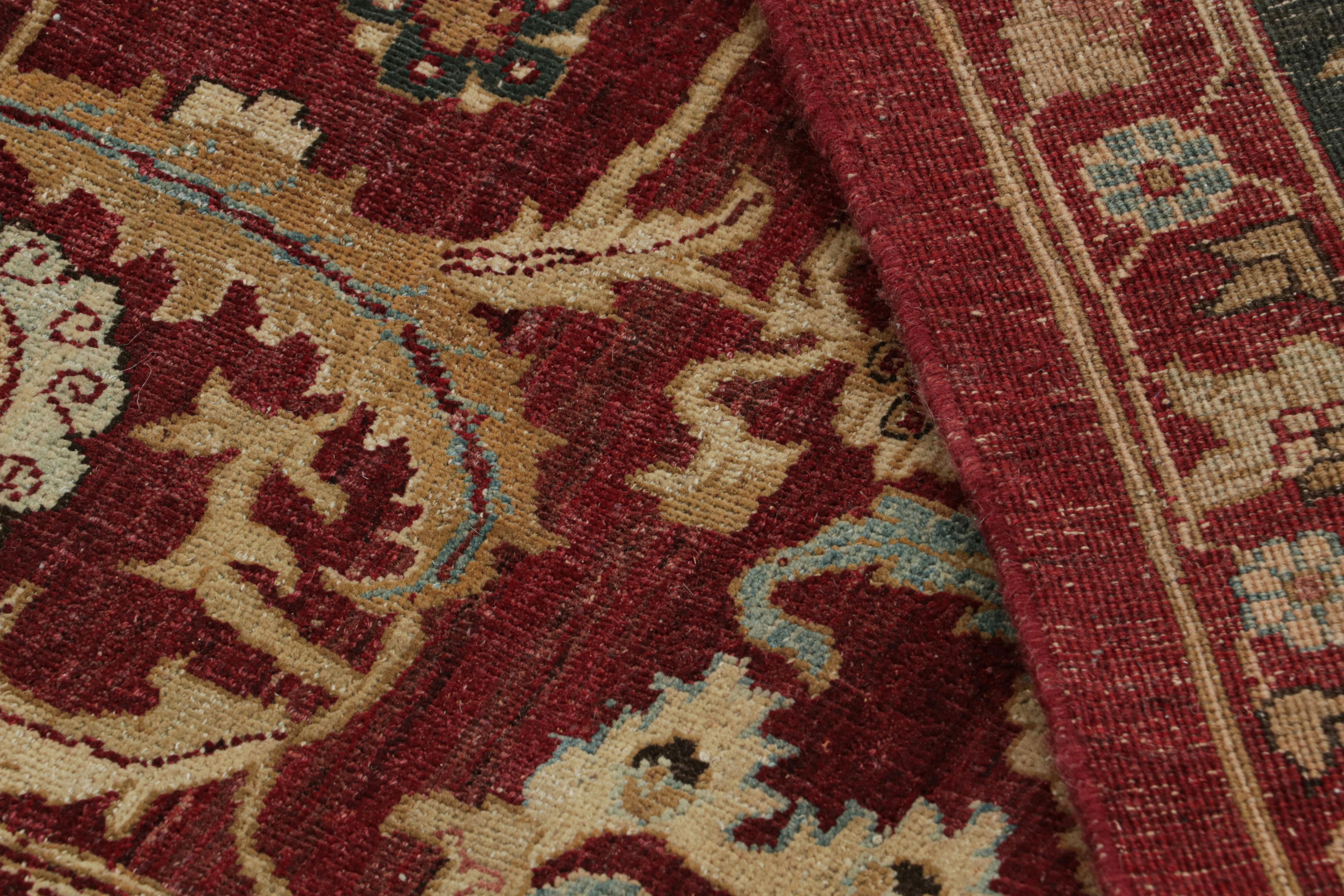 Rug & Kilim's übergroßer Teppich im Agra-Stil mit roten, goldenen und grünen Blumenmustern (21. Jahrhundert und zeitgenössisch) im Angebot