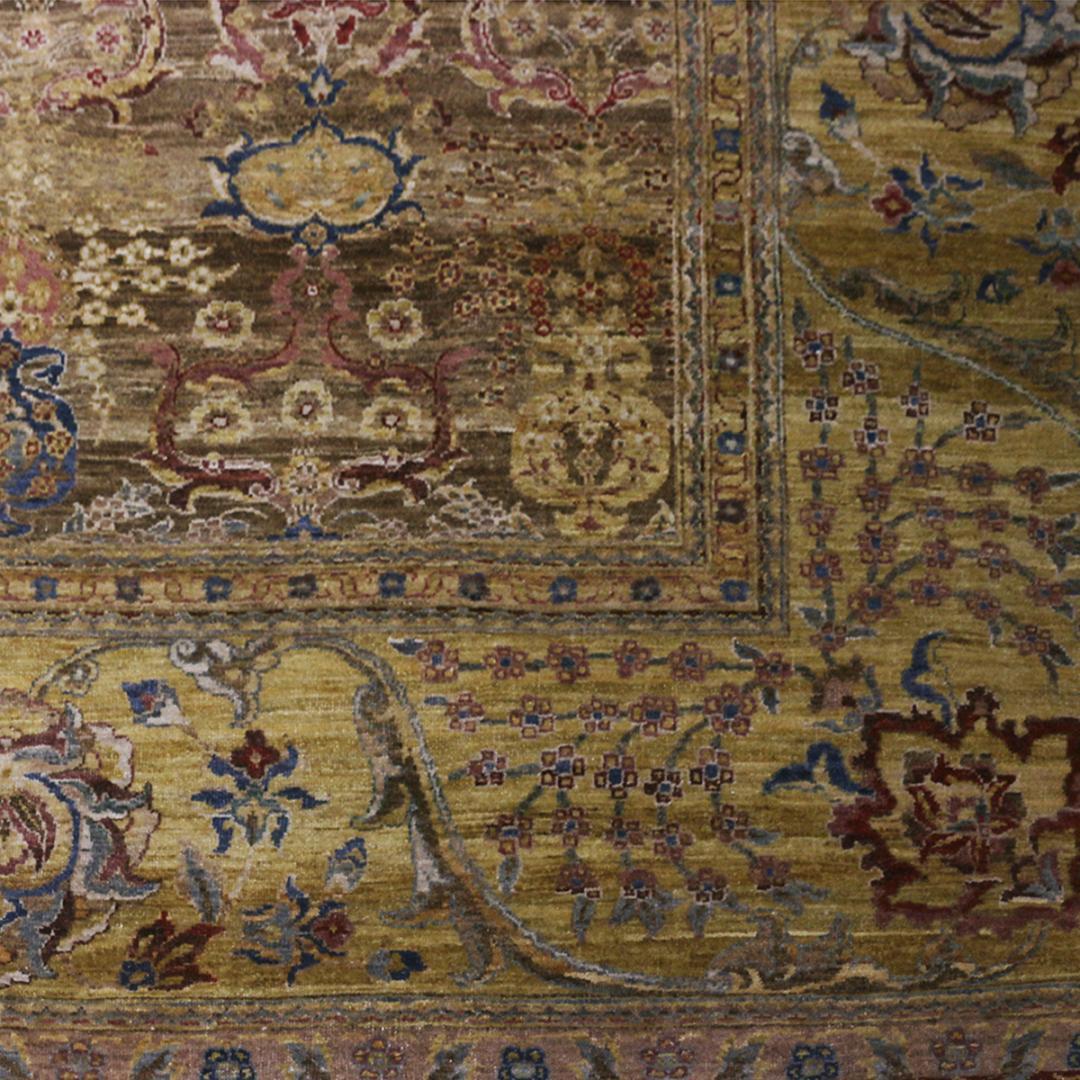 Fabriqué en laine nouée à la main, ce tapis 10x14 est issu d'une nouvelle ligne de la Collection Modern Classics de Rug & Kilim, inspirée par des motifs de tapis Agra anciens et vintage.

Sur le Design : 

De riches teintes dorées et brunes créent