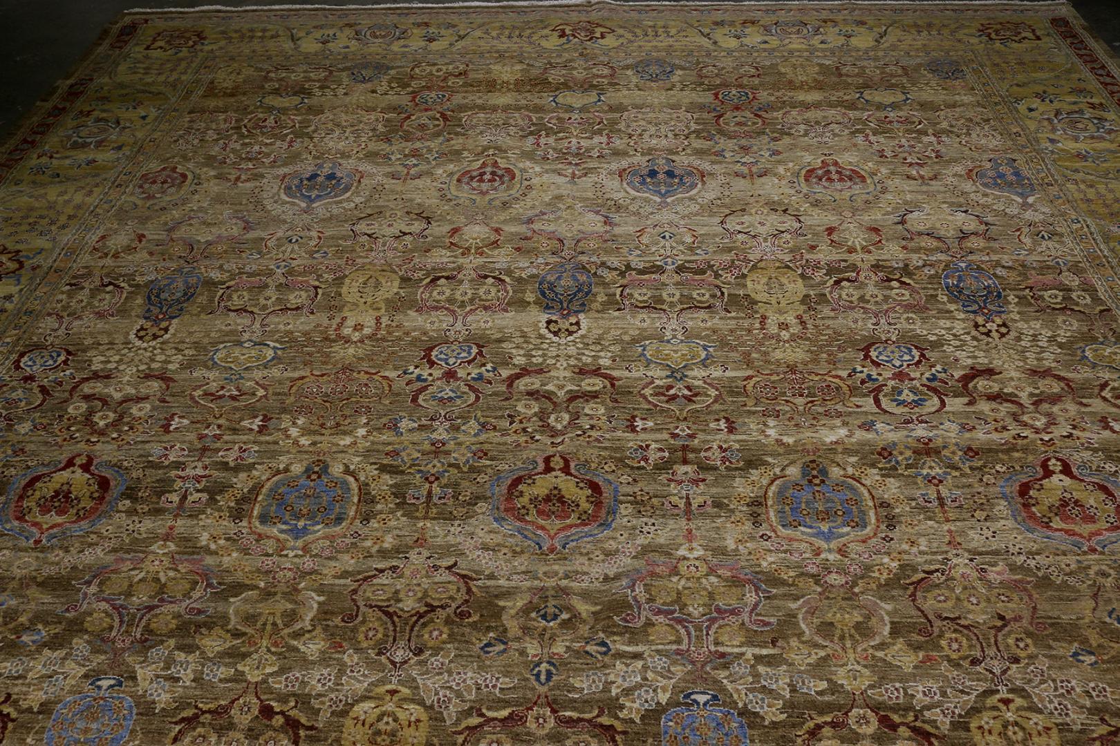 Moderne Rug & Kilim's Agra Style Rug in Gold, Blue, and Red Floral Patterns (tapis de style Agra aux motifs floraux dorés, bleus et rouges) en vente