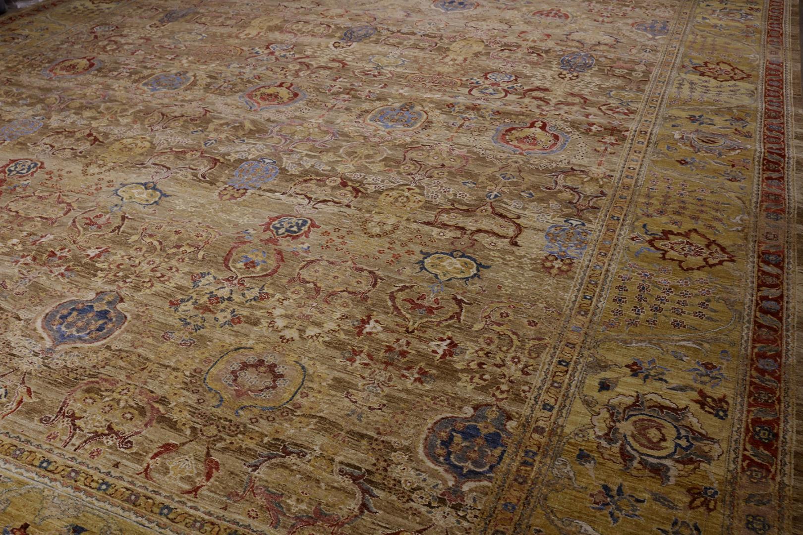 Indien Rug & Kilim's Agra Style Rug in Gold, Blue, and Red Floral Patterns (tapis de style Agra aux motifs floraux dorés, bleus et rouges) en vente